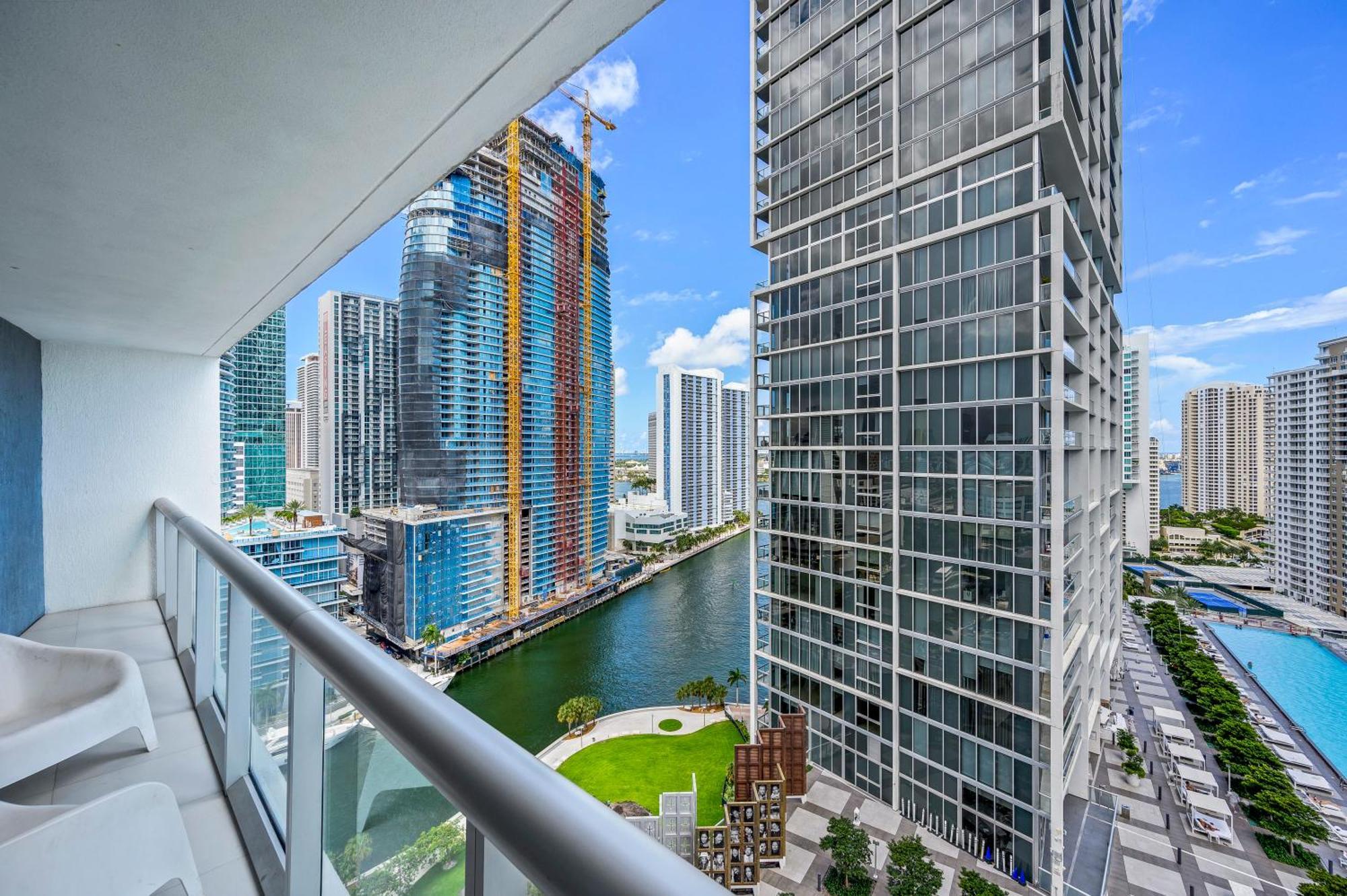 Magnificent Unit With Priceless Views W Icon Apartment *