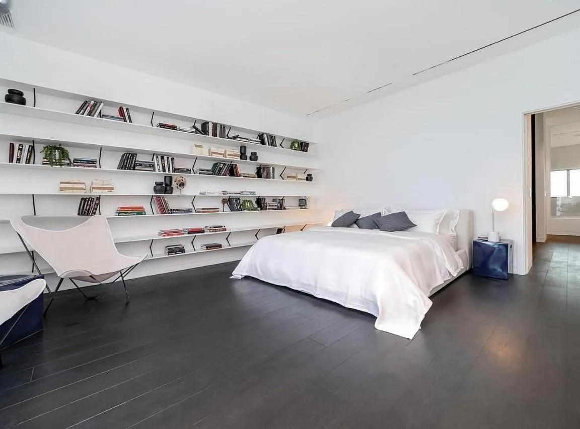 Stunning Upper Penthouse With Private Rooftop Pool