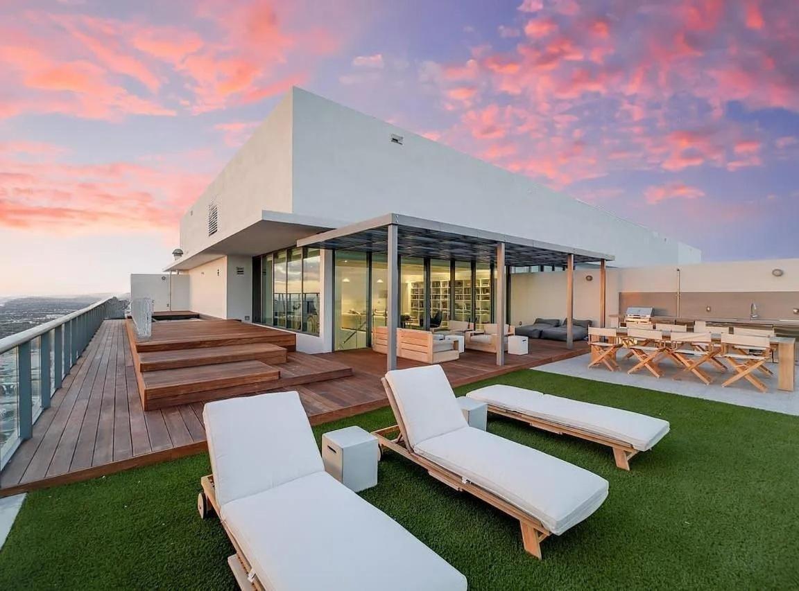 Stunning Upper Penthouse With Private Rooftop Pool Apartment *