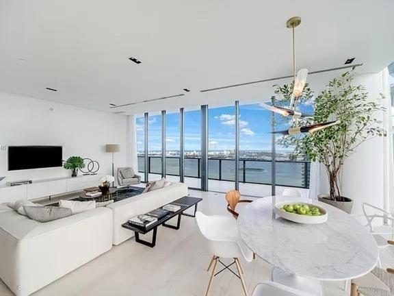 Apartment Stunning Upper Penthouse With Private Rooftop Pool
