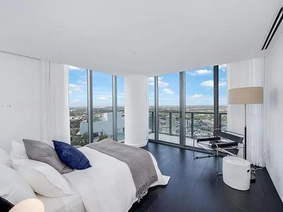 Stunning Upper Penthouse With Private Rooftop Pool