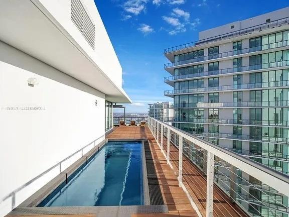 Apartment Stunning Upper Penthouse With Private Rooftop Pool *