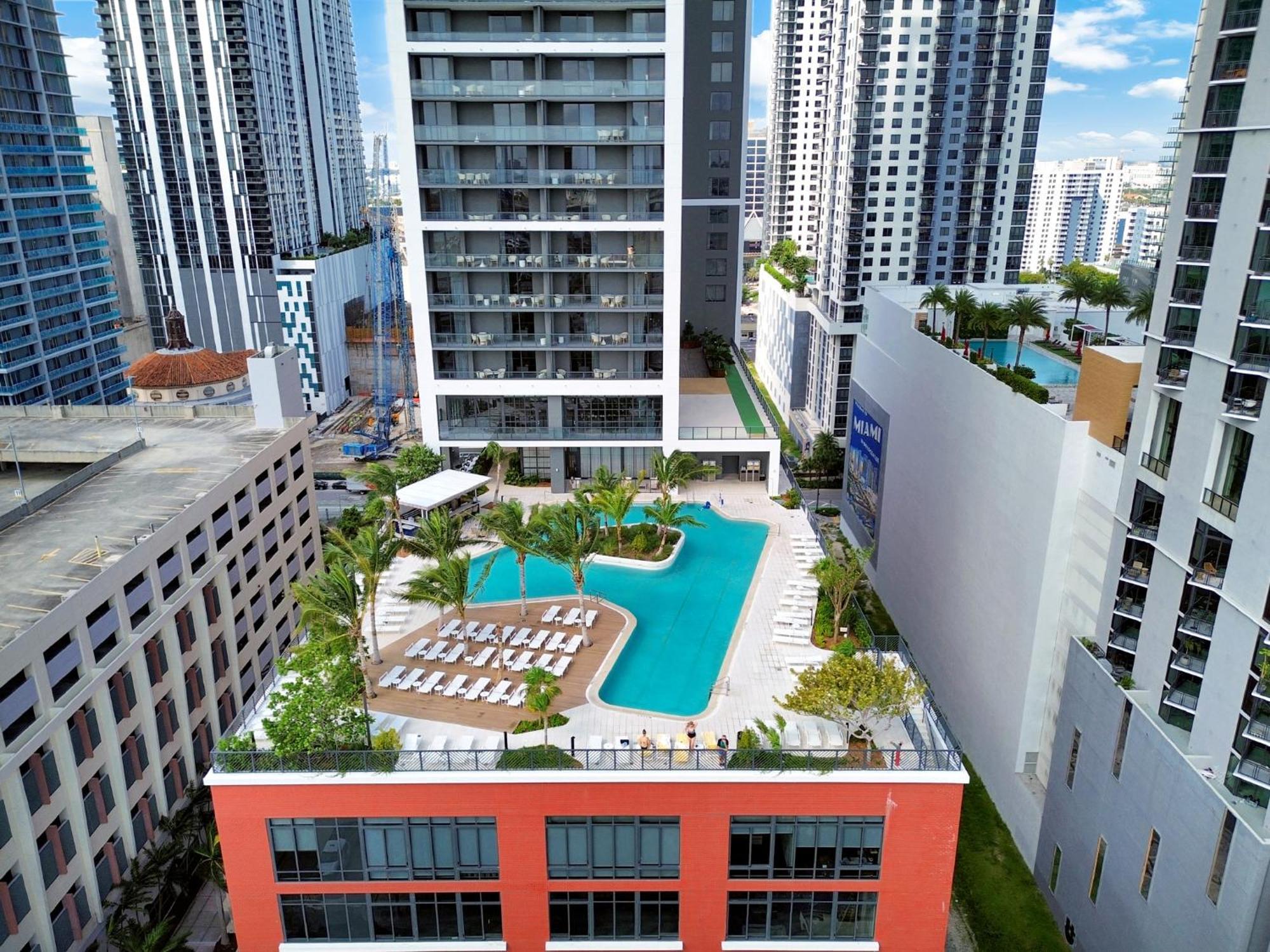 Apartment Chic One Bedroom In The Heart Of Vibrant Downtown- Daily Fee And Parking Not Included *