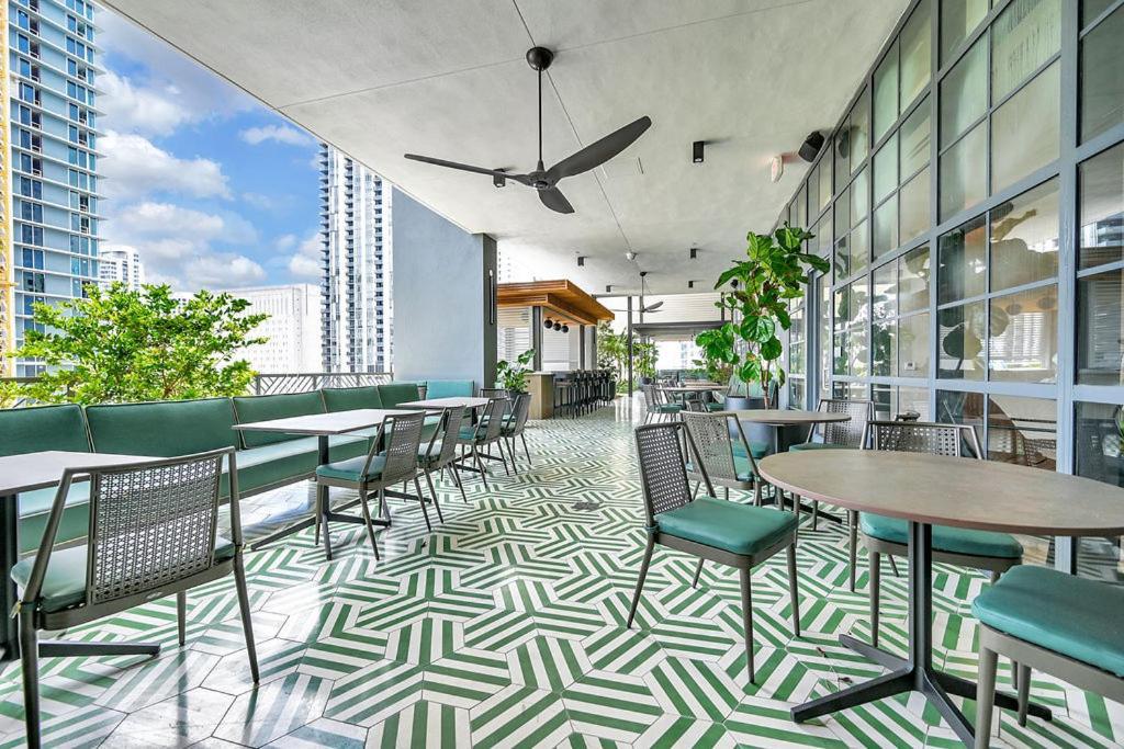 Chic One Bedroom In The Heart Of Vibrant Downtown- Daily Fee And Parking Not Included