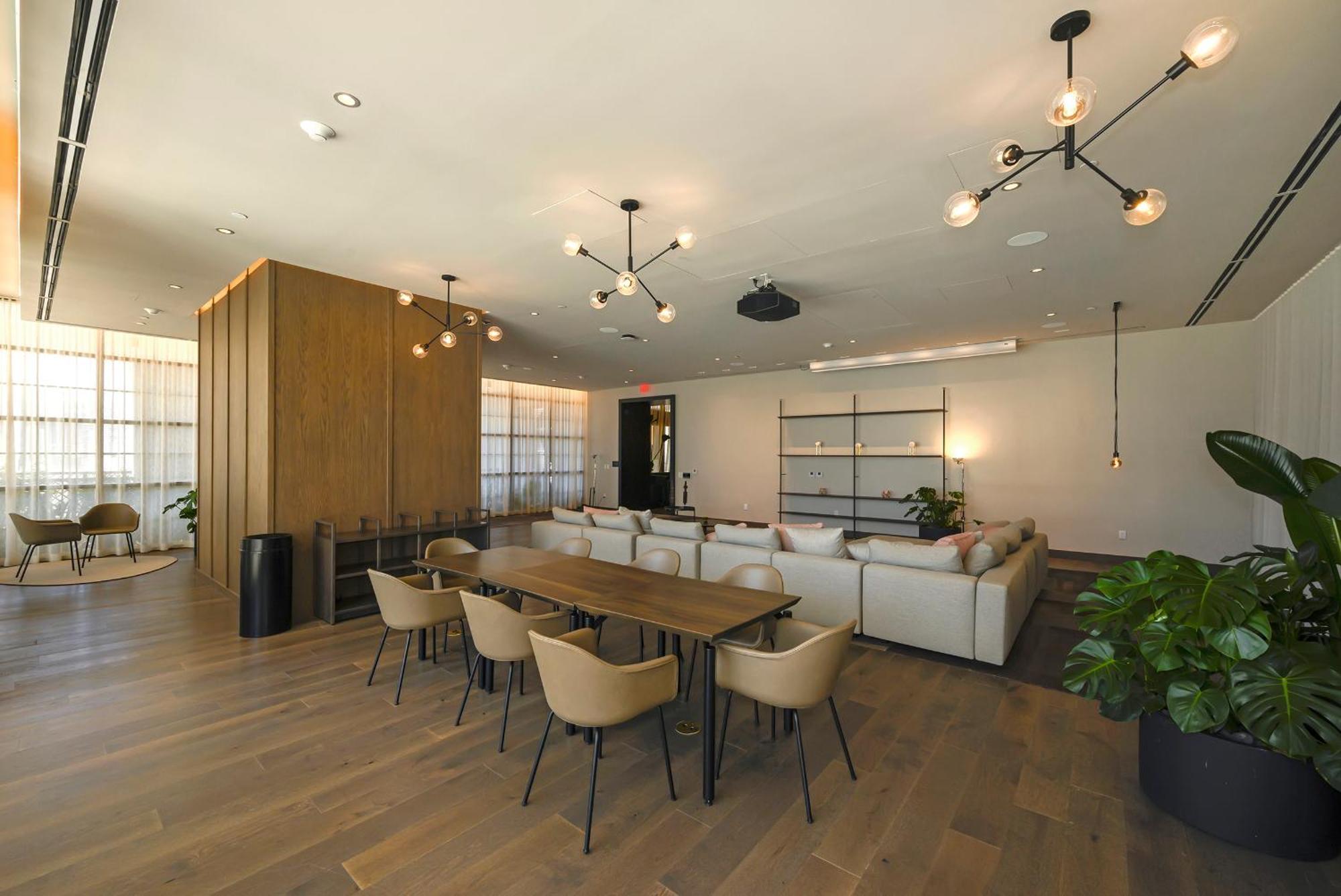Chic One Bedroom In The Heart Of Vibrant Downtown- Daily Fee And Parking Not Included Apartment *