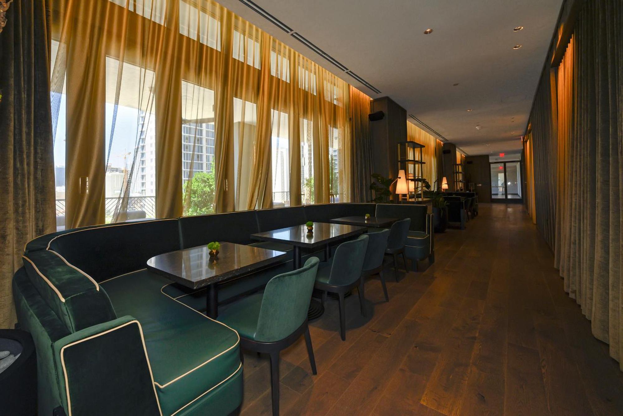 Chic One Bedroom In The Heart Of Vibrant Downtown- Daily Fee And Parking Not Included Apartment *