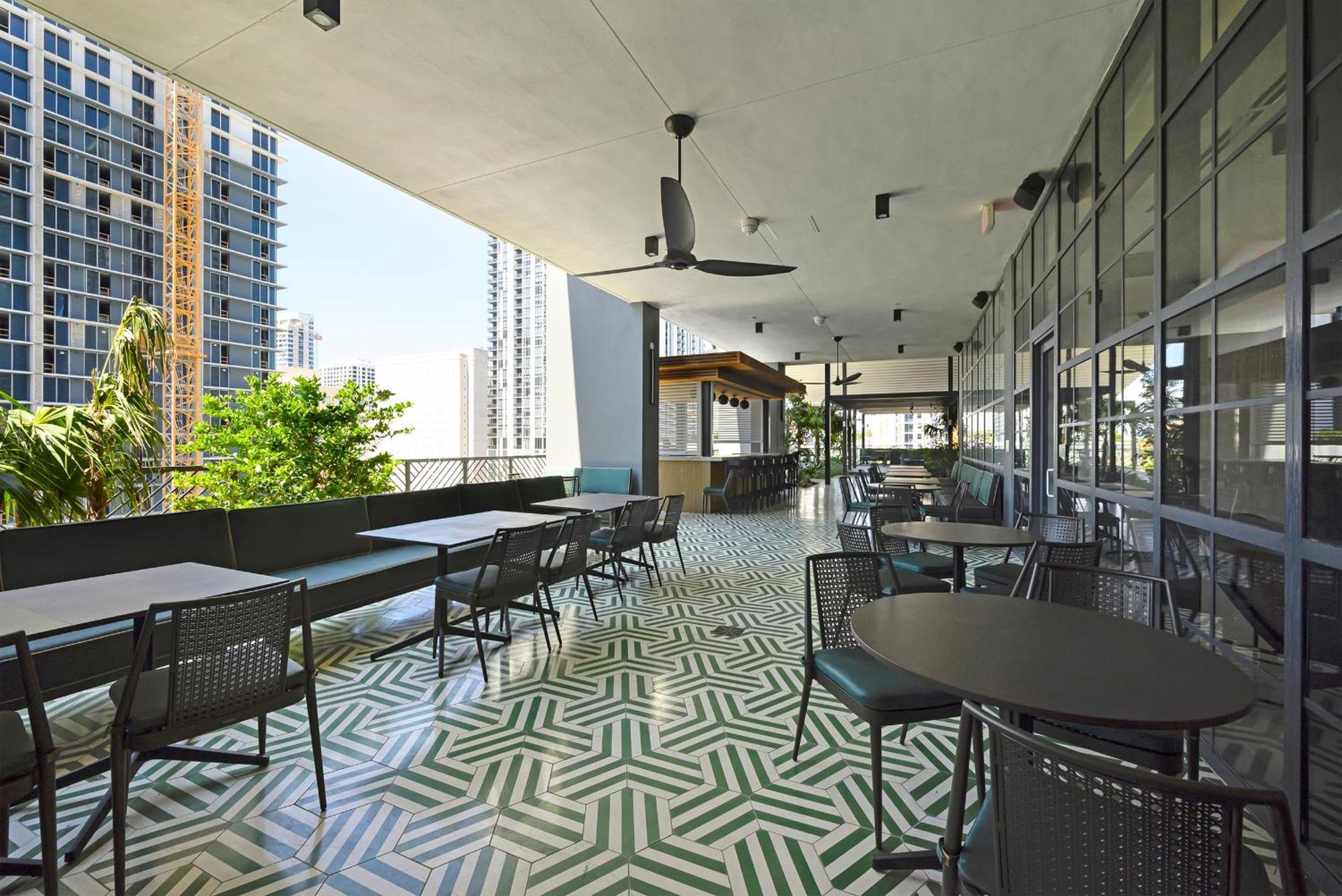 Apartment Chic One Bedroom In The Heart Of Vibrant Downtown- Daily Fee And Parking Not Included