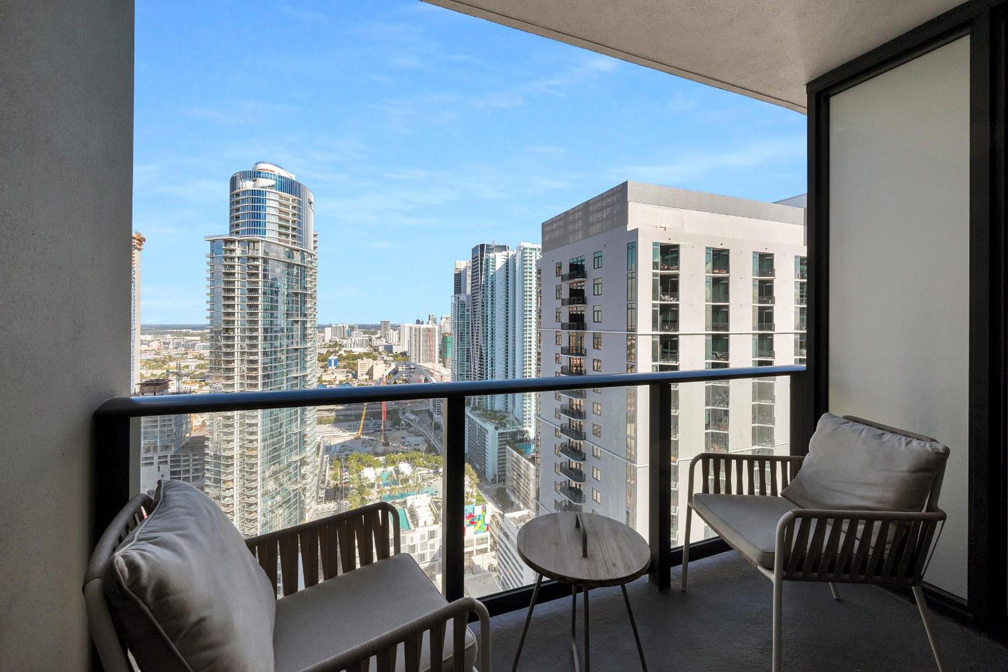 Chic One Bedroom In The Heart Of Vibrant Downtown- Daily Fee And Parking Not Included * Miami