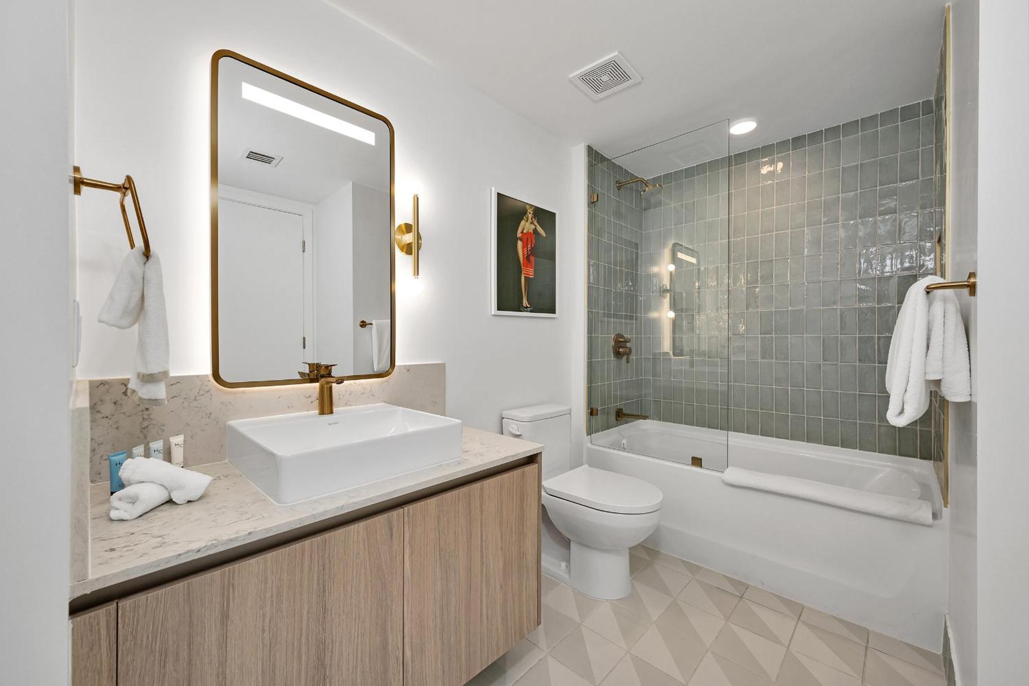 Apartment Chic One Bedroom In The Heart Of Vibrant Downtown- Daily Fee And Parking Not Included