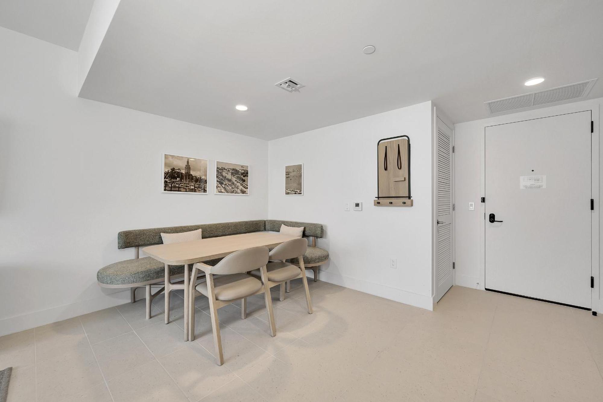 Chic One Bedroom In The Heart Of Vibrant Downtown- Daily Fee And Parking Not Included *