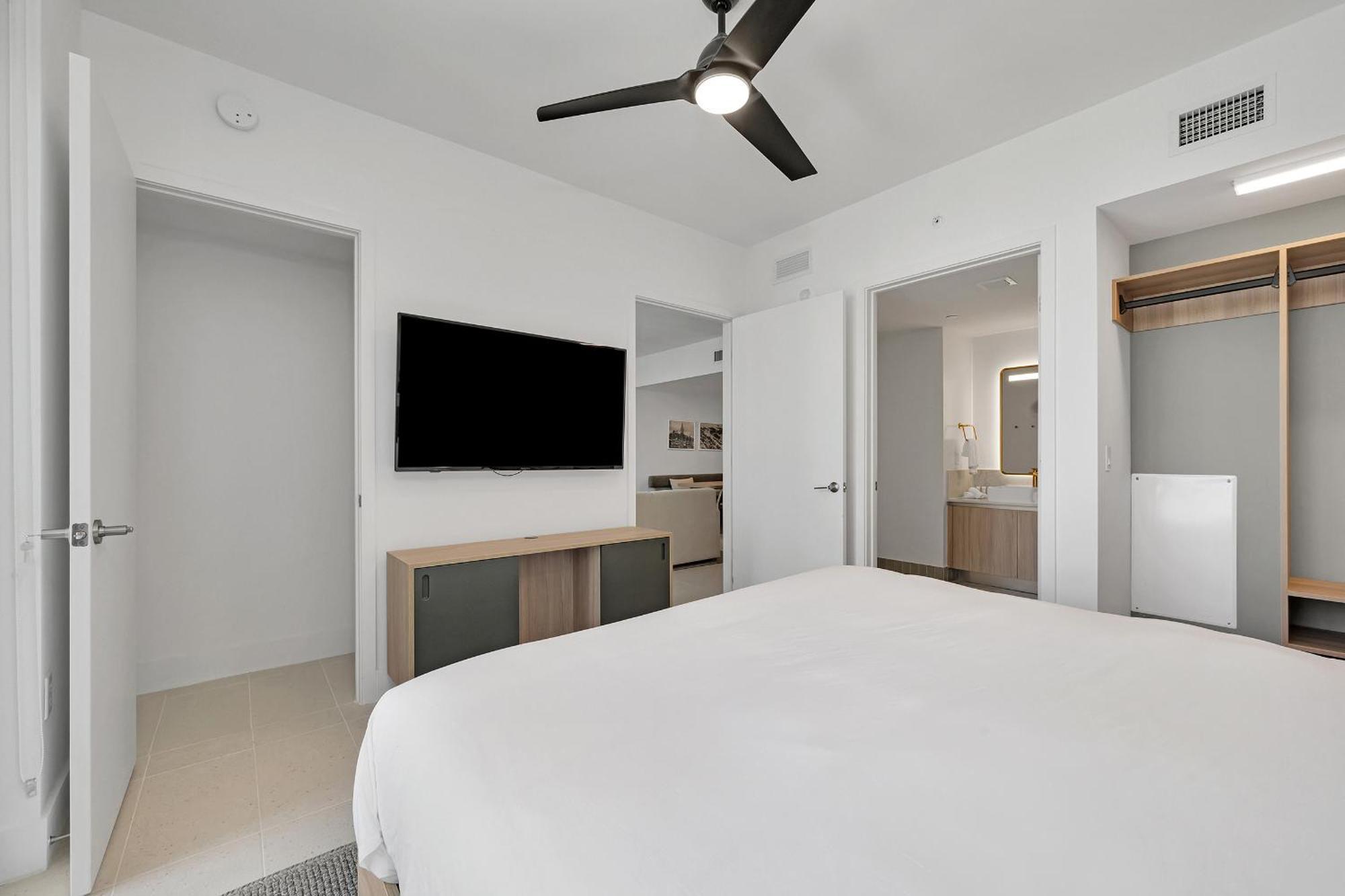 Chic One Bedroom In The Heart Of Vibrant Downtown- Daily Fee And Parking Not Included * Miami