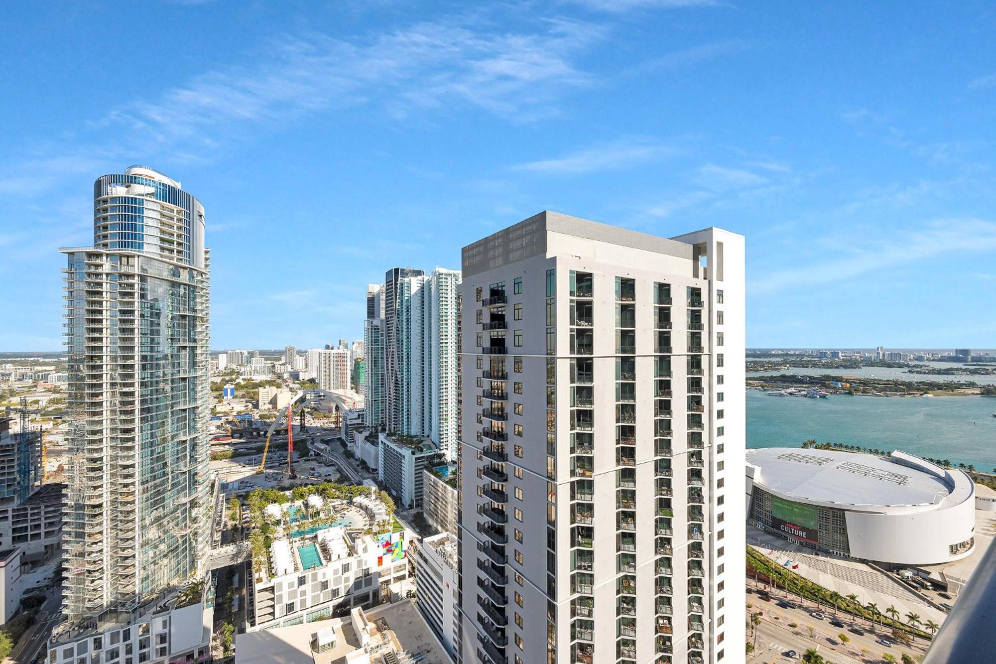 Chic One Bedroom In The Heart Of Vibrant Downtown- Daily Fee And Parking Not Included