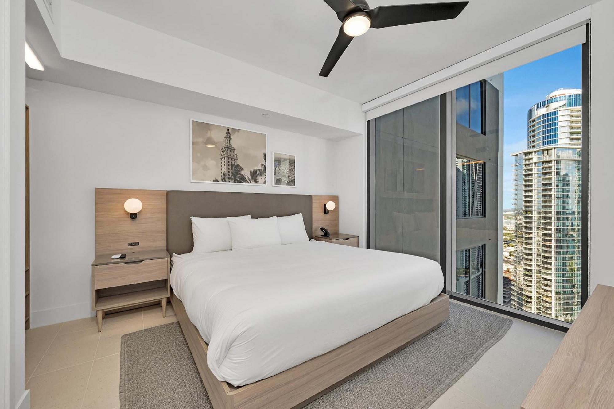 Apartment Chic One Bedroom In The Heart Of Vibrant Downtown- Daily Fee And Parking Not Included *