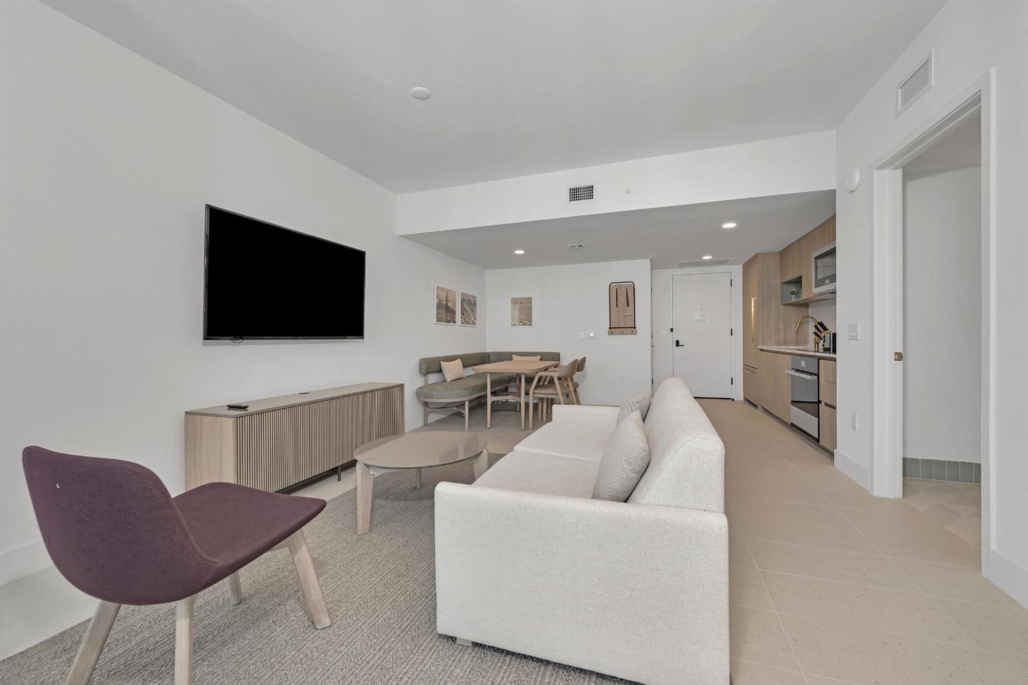 Chic One Bedroom In The Heart Of Vibrant Downtown- Daily Fee And Parking Not Included * Miami