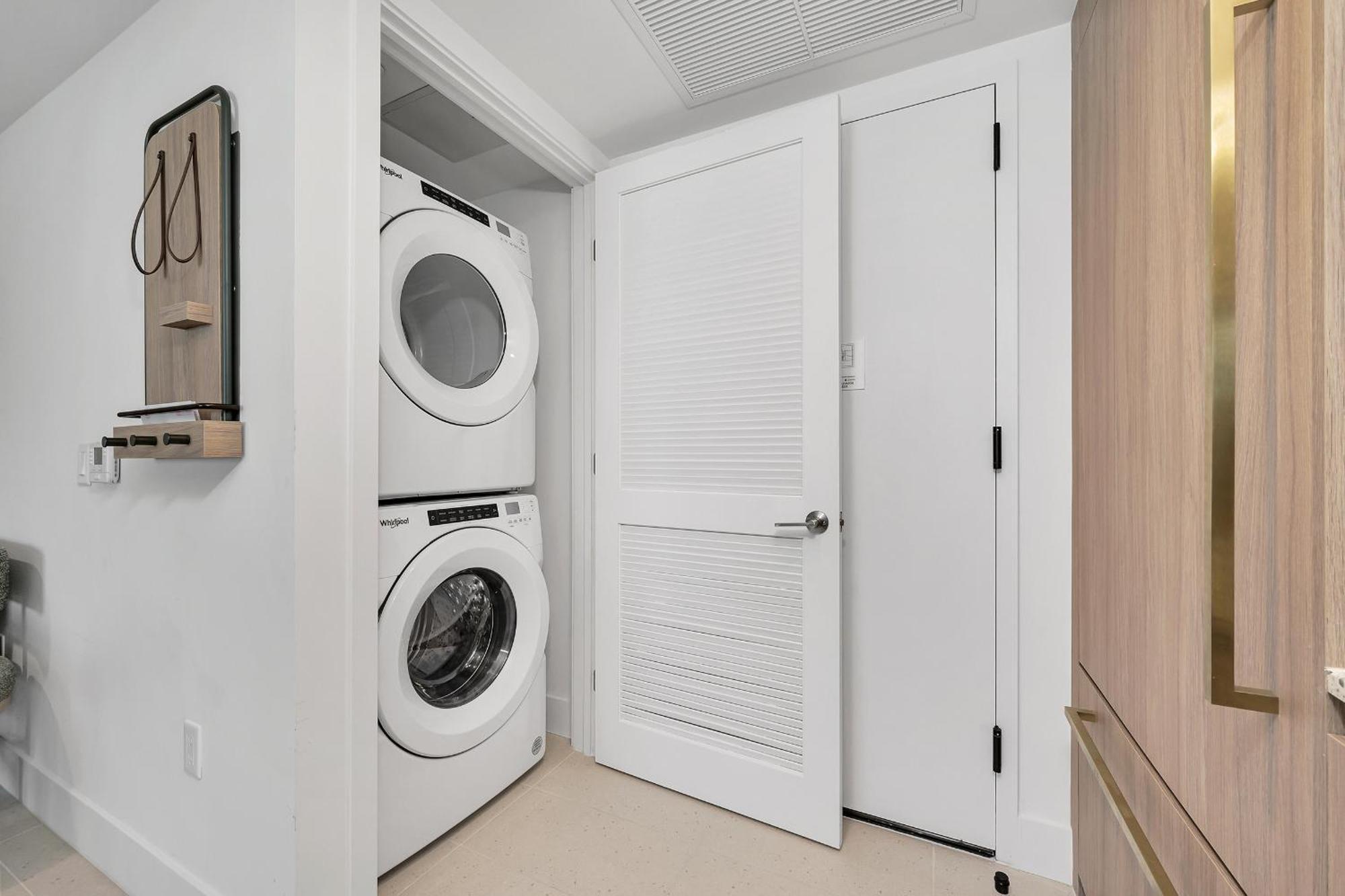 Chic One Bedroom In The Heart Of Vibrant Downtown- Daily Fee And Parking Not Included