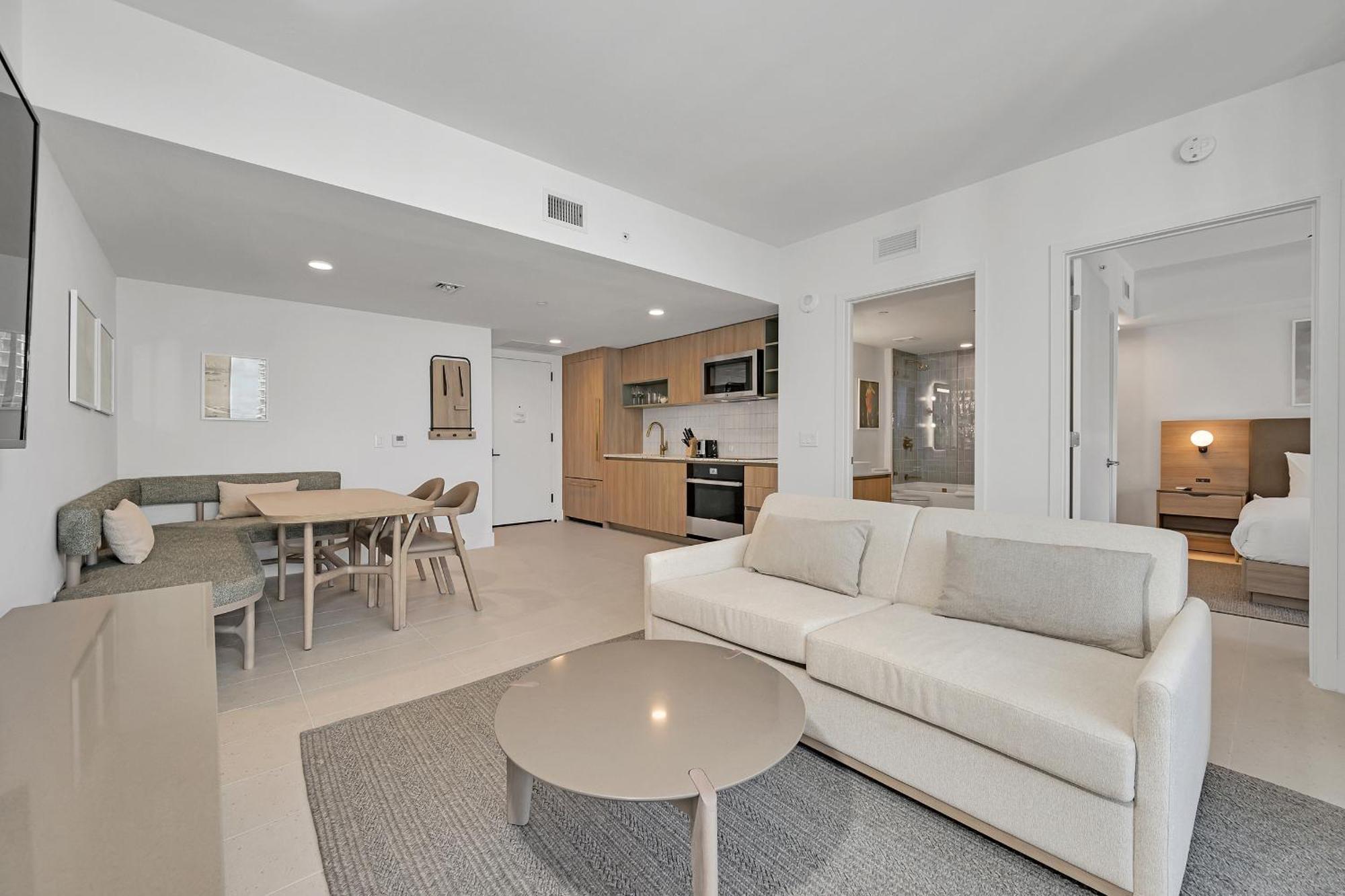 Chic One Bedroom In The Heart Of Vibrant Downtown- Daily Fee And Parking Not Included *