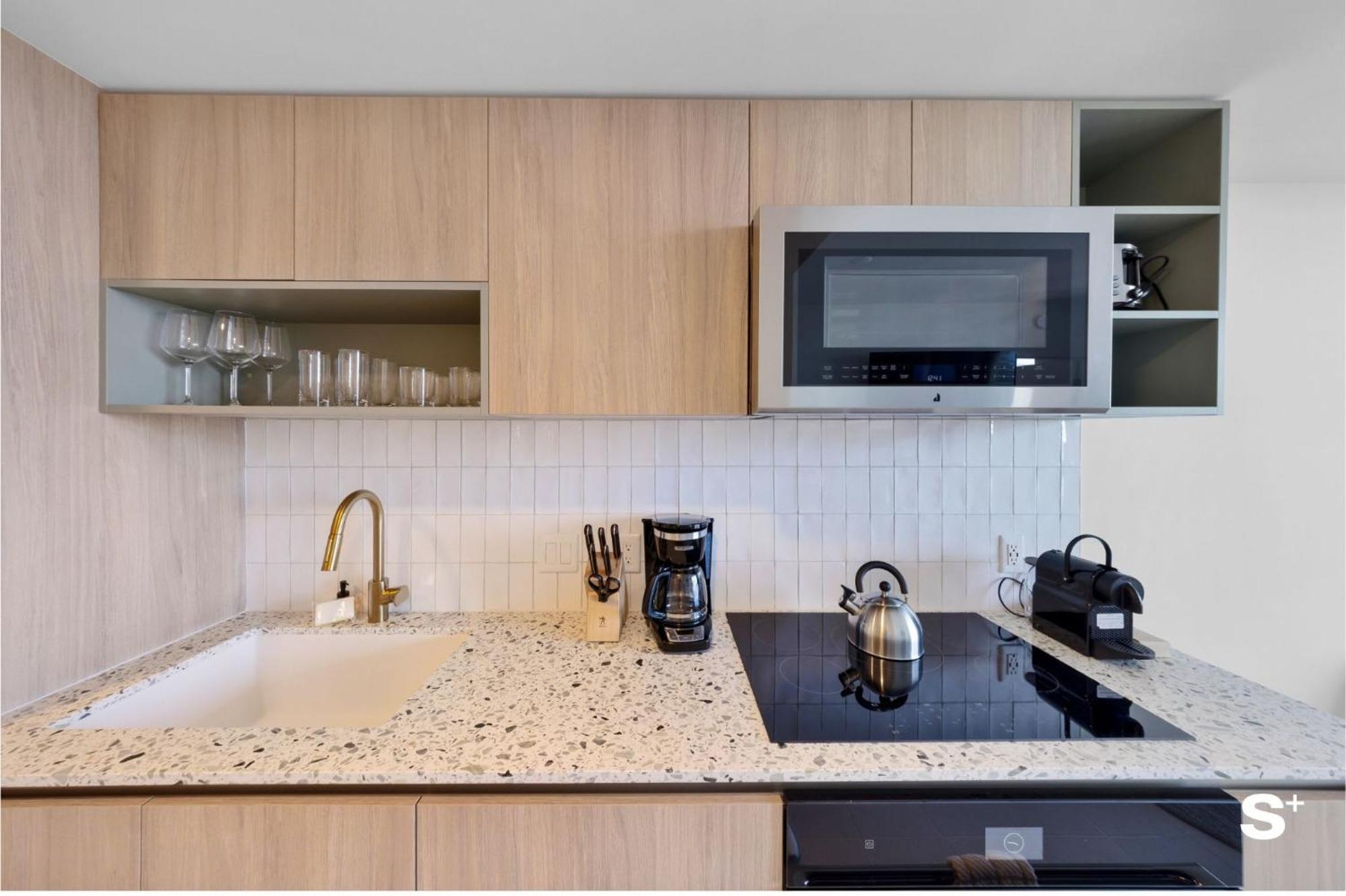 Downtown Haven Sleek 1-br With Skyline Vistas *