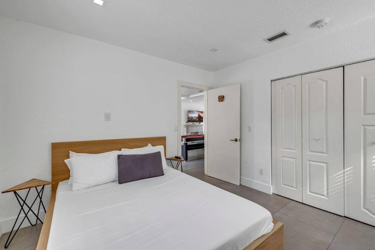 - Pool & Hot Tub Escape Villa Miami