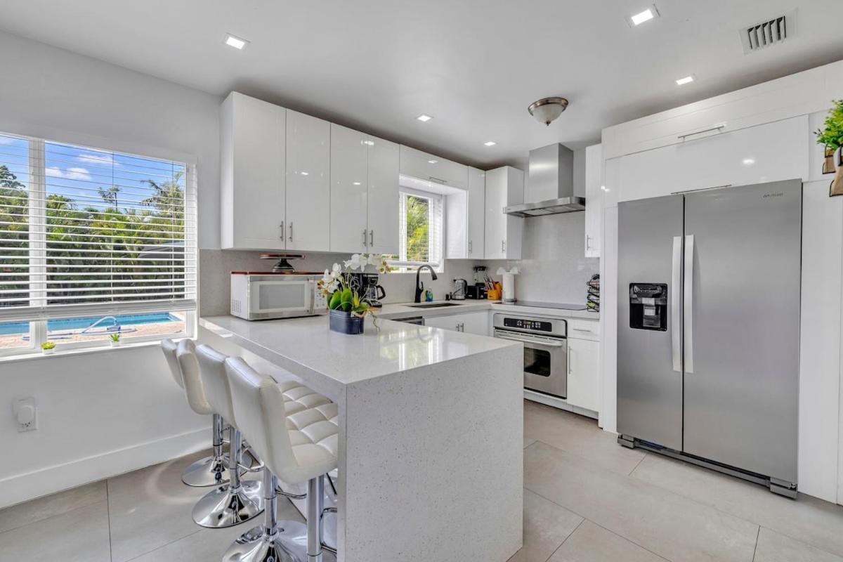 - Pool & Hot Tub Escape * Miami