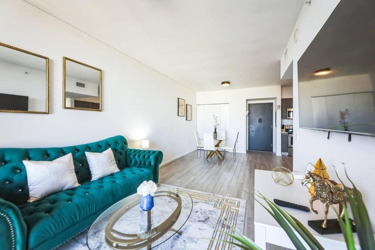 Miami-2br Brickell - Pool - Gym