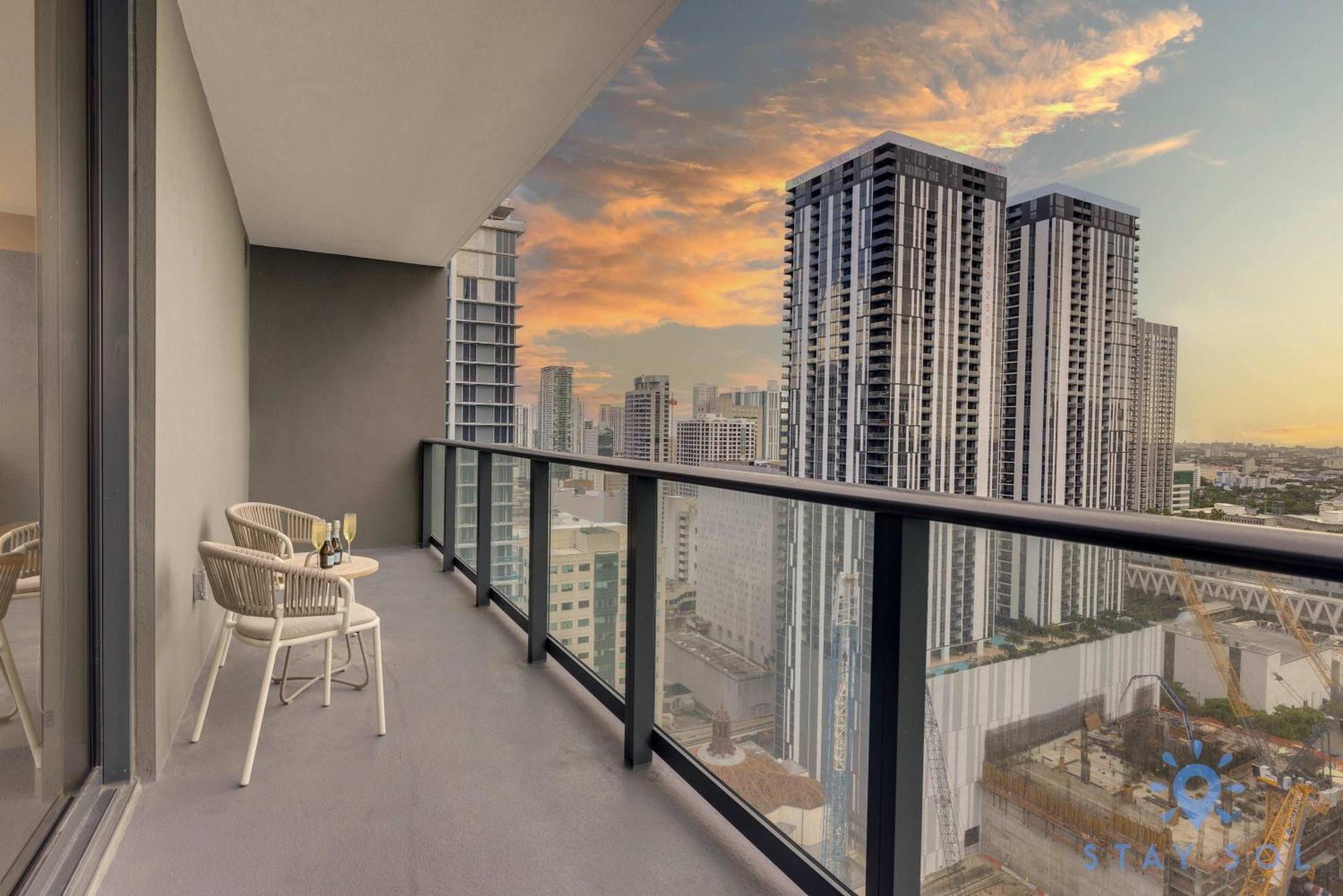 Modern Stylish 2br-2bth Apartment *
