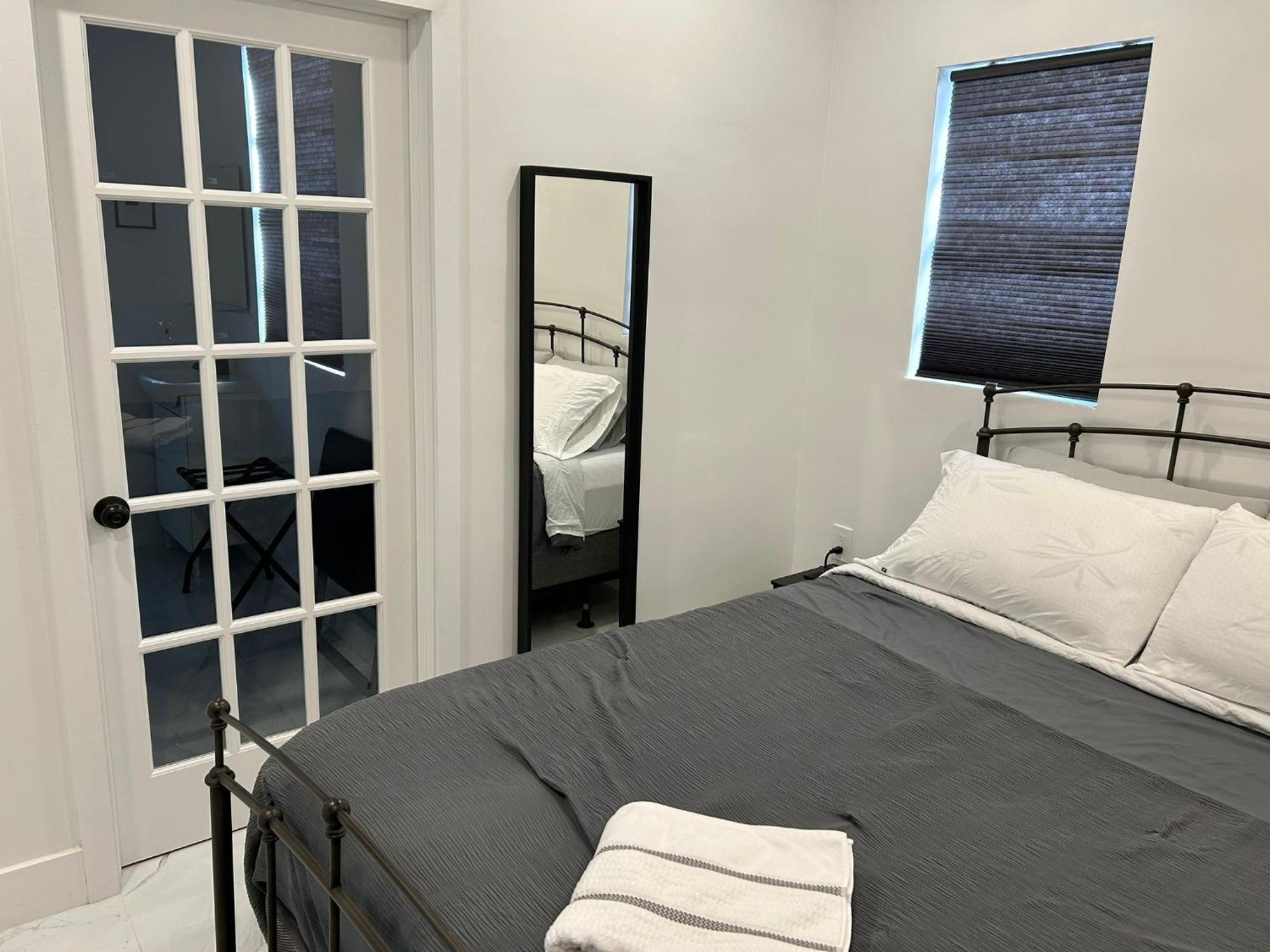 Private Close To Airport - Free Parking - 01