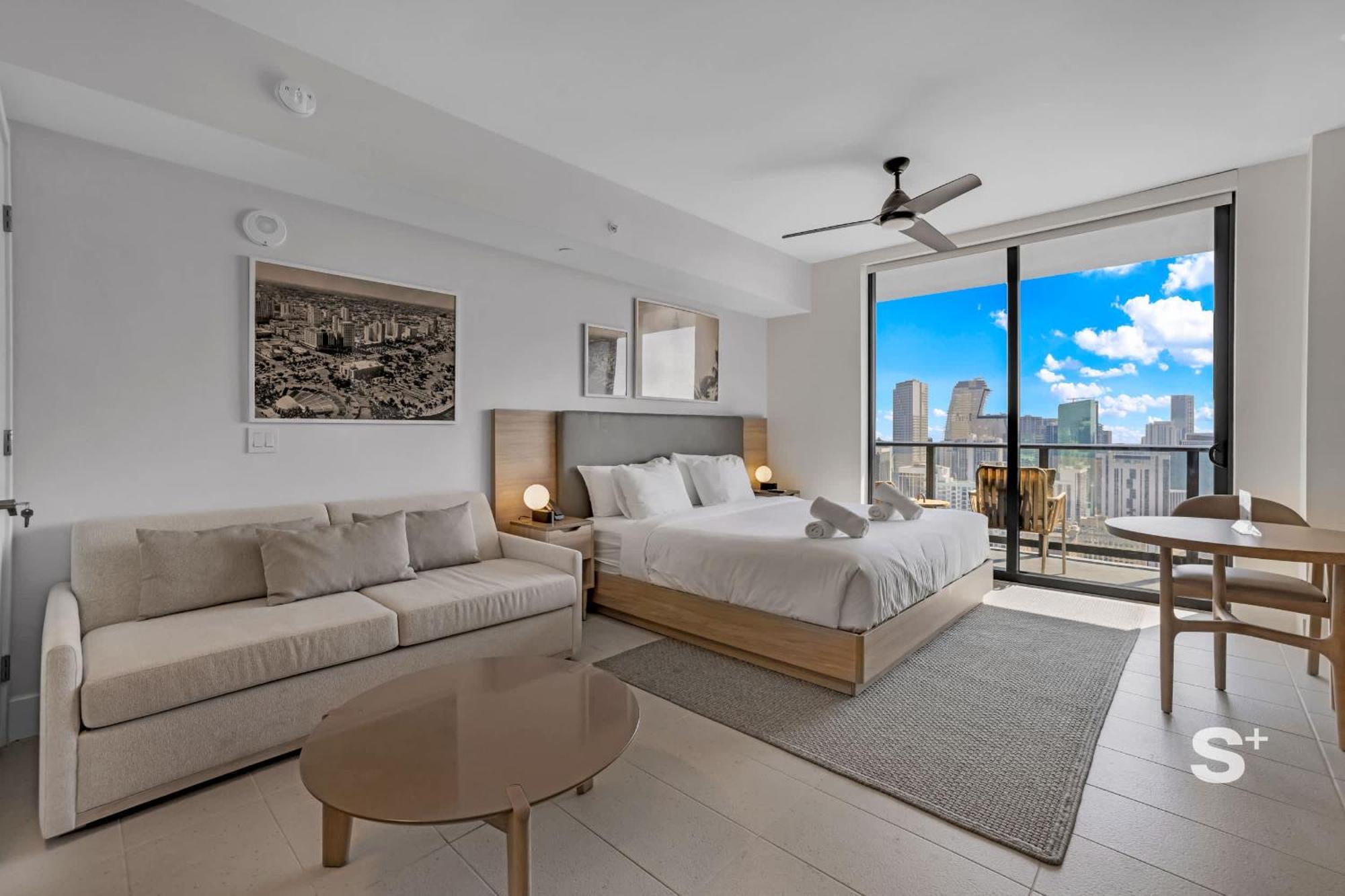 Sky High Sleek In The Heart Of The Apartment