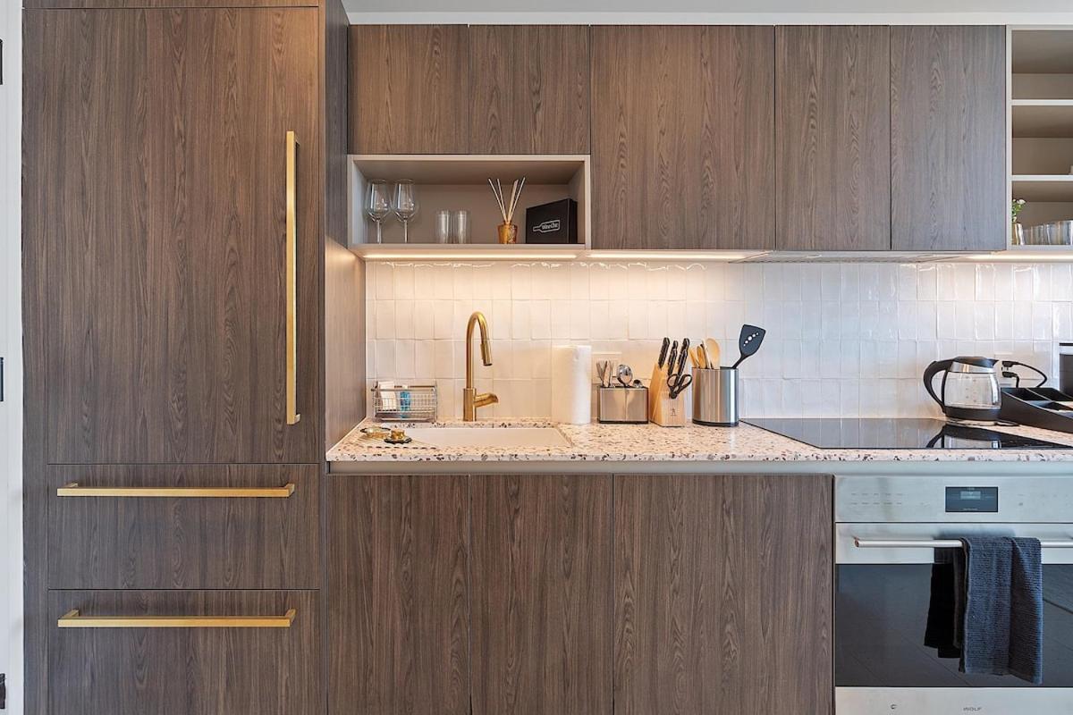 Stylish 1bd Penthouse - Bay View Apartment