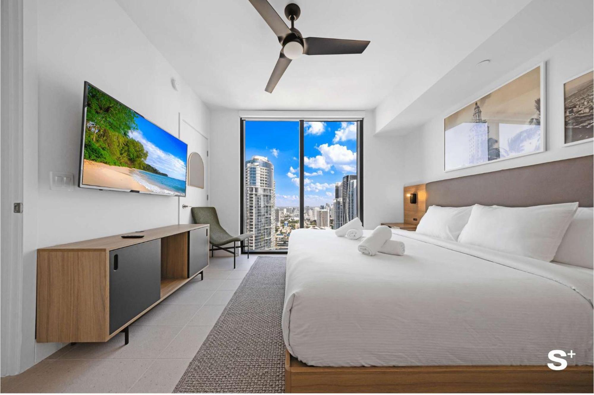 Stylish Downtown 1 Bedroom With Skyline Vibes