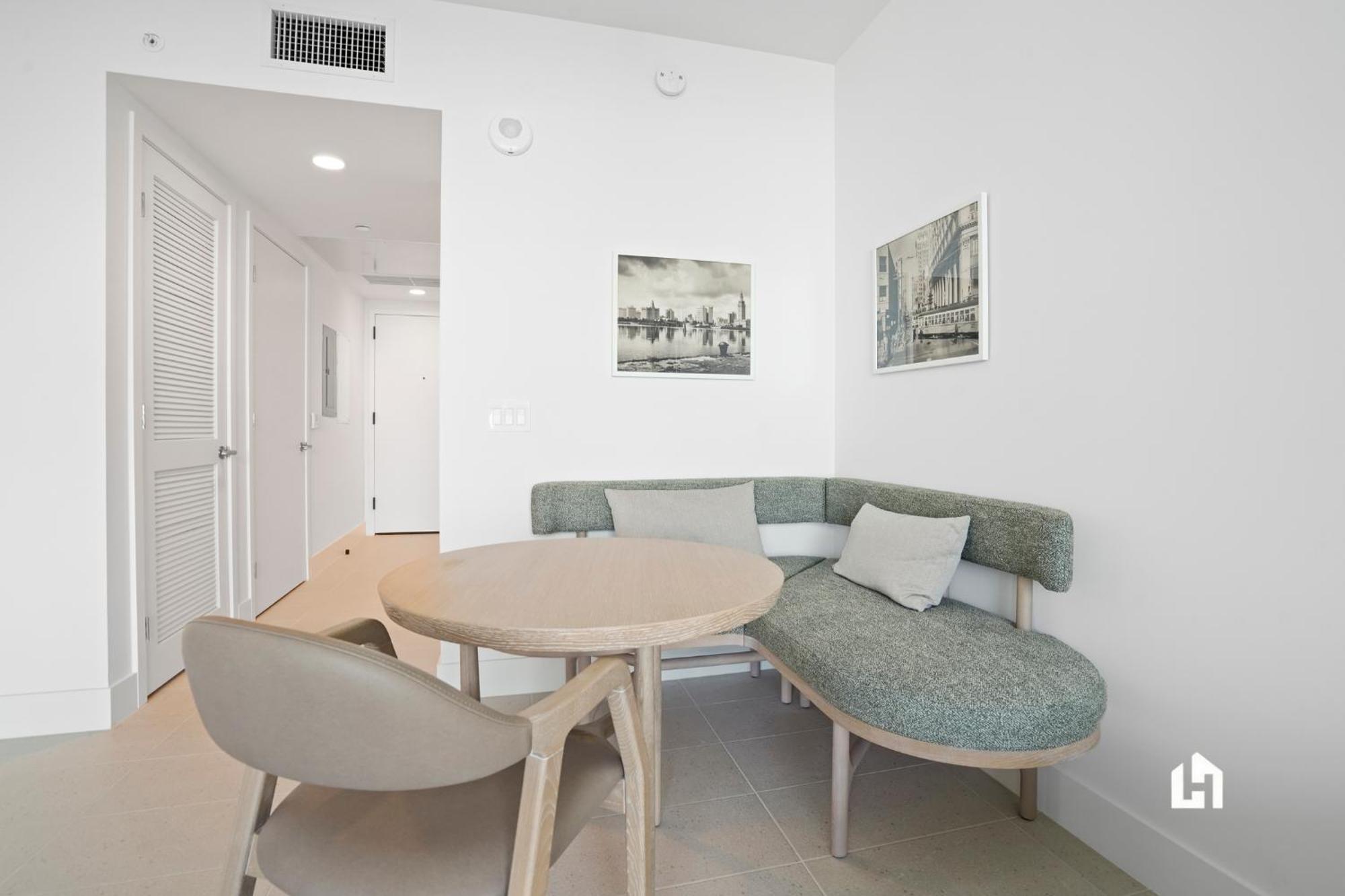 Stylish With Partial Ocean Views In Downtown! *