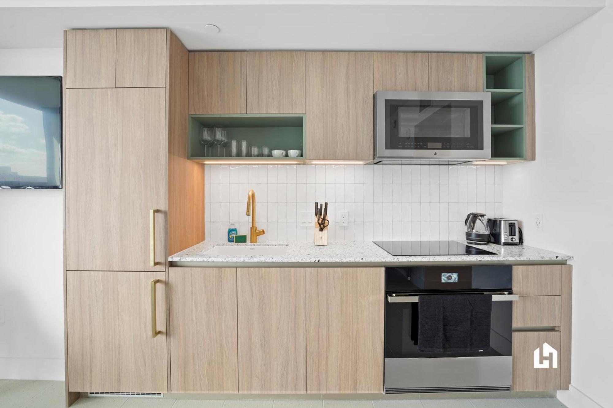 Stylish With Partial Ocean Views In Downtown! Miami