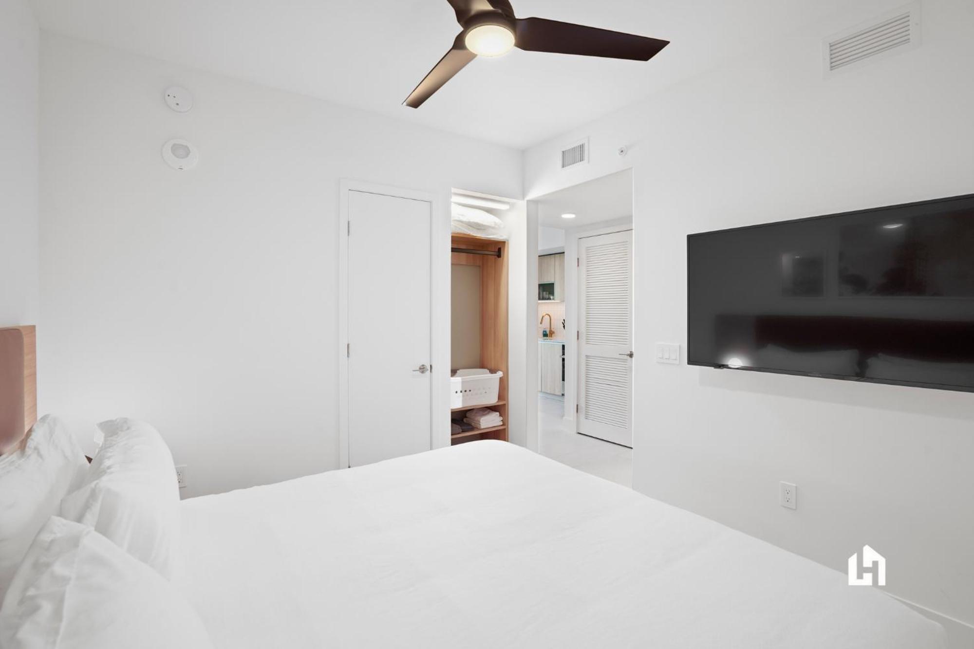 Apartment Stylish With Partial Ocean Views In Downtown! Miami