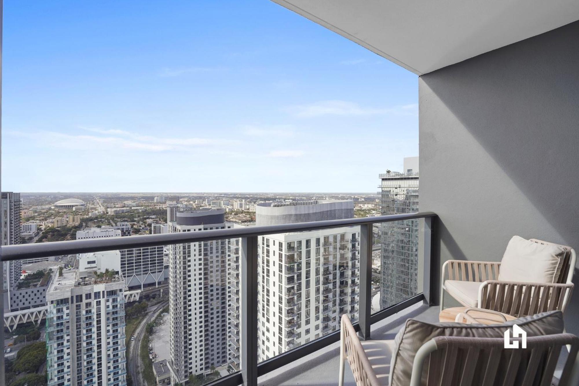 Apartment Stylish With Partial Ocean Views In Downtown!