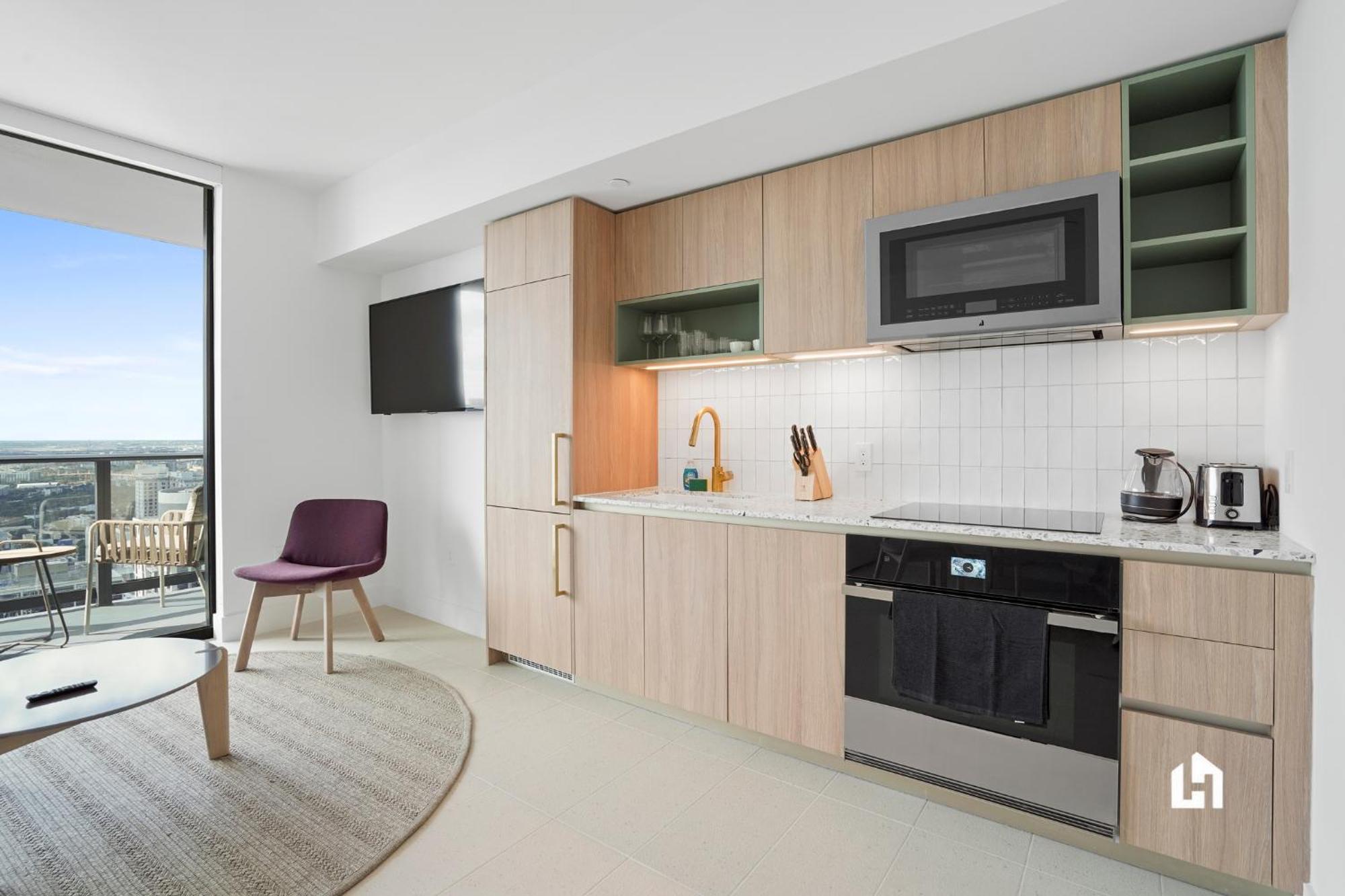 Stylish With Partial Ocean Views In Downtown! Miami