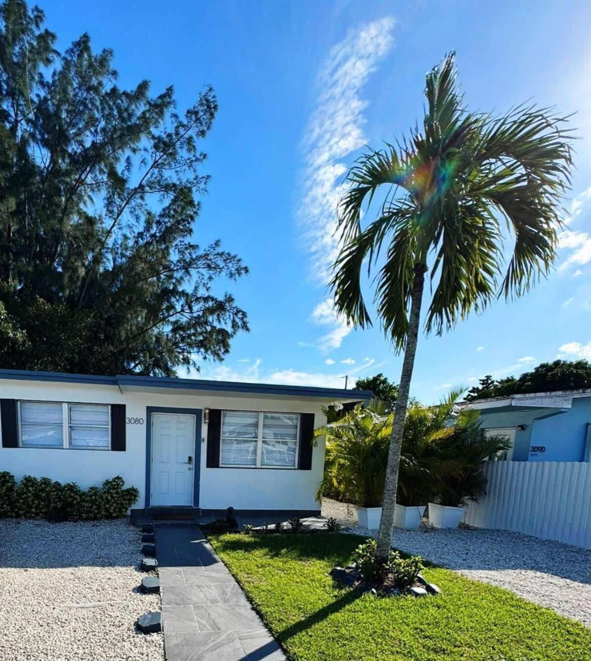 Oasis Near International * Miami