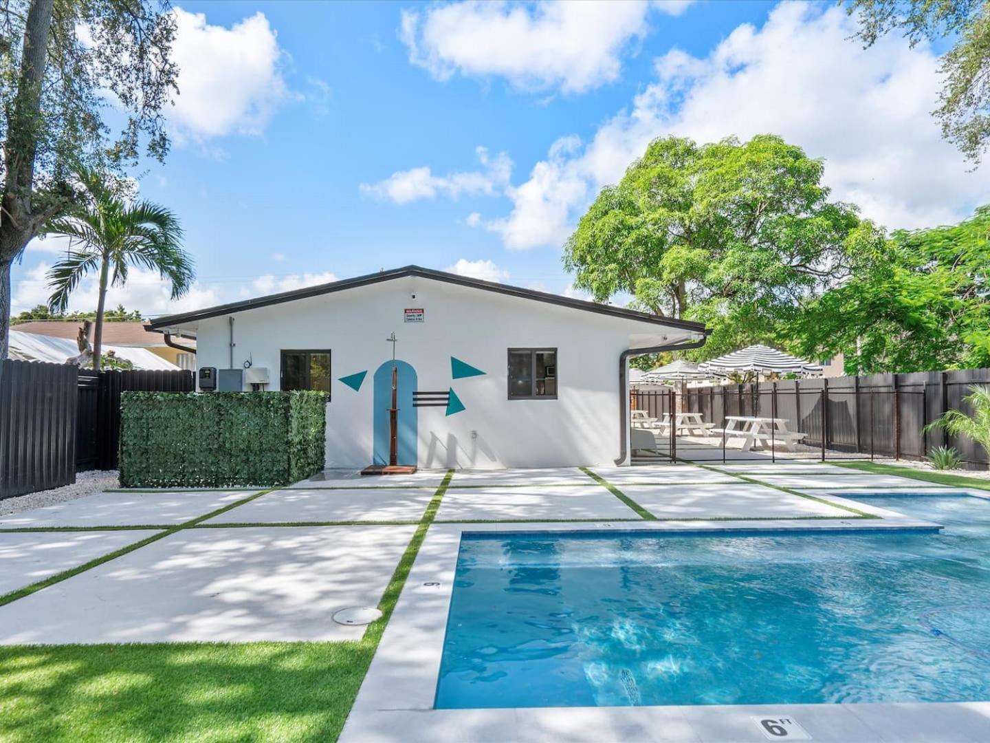 Heart Of W Pool & Close To *