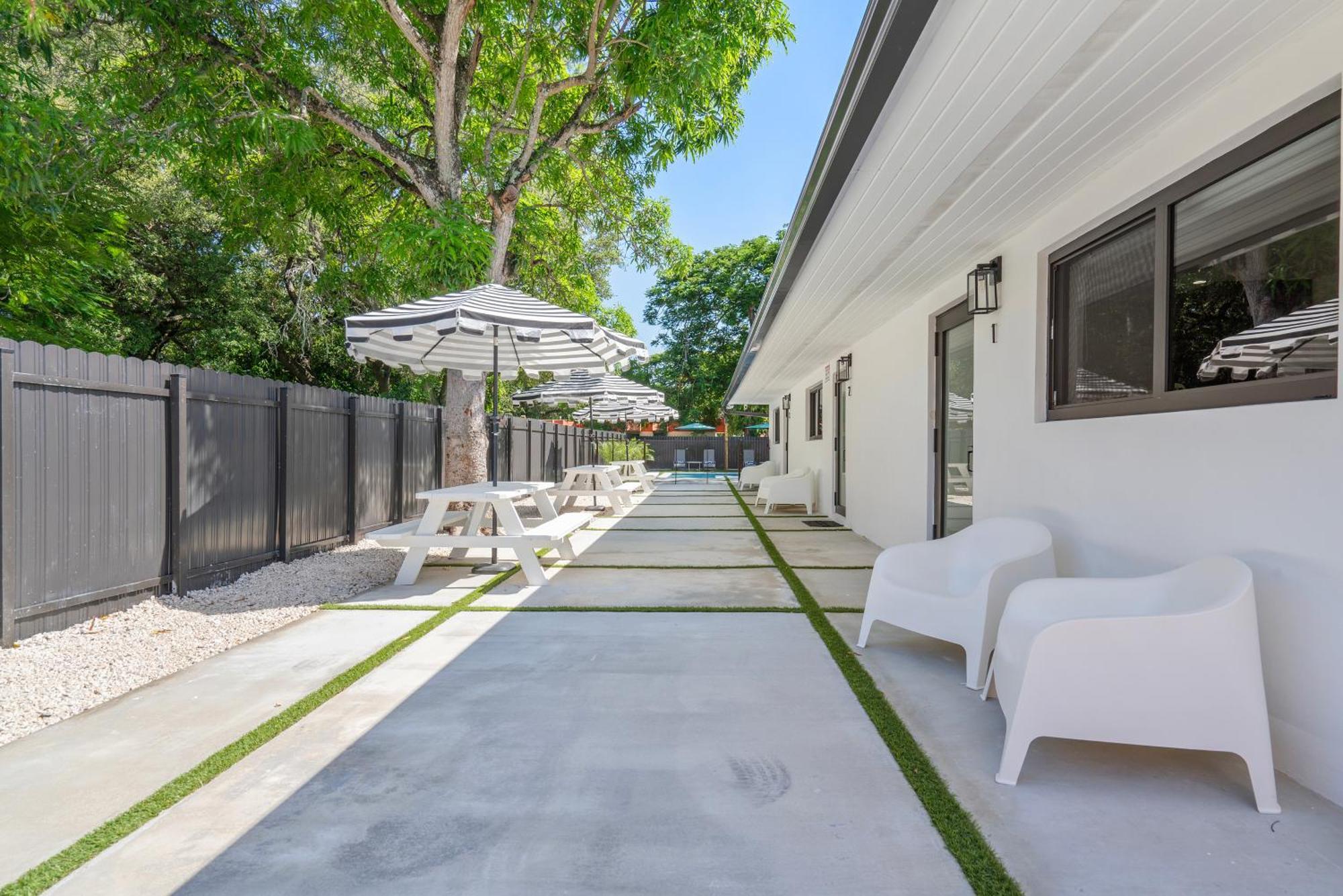 Heart Of W Pool & Close To Apartment *