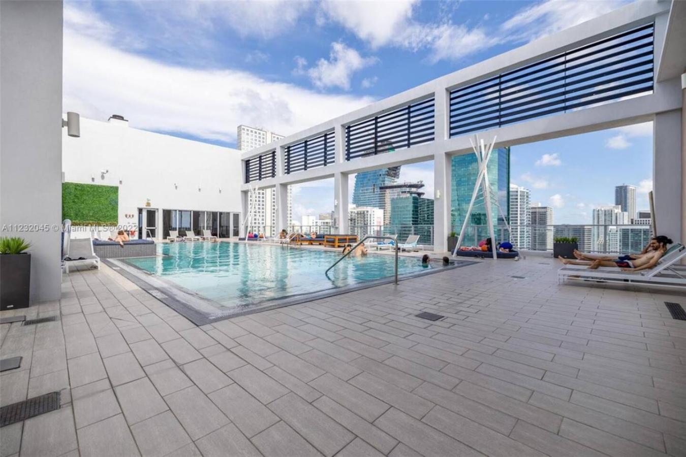Elevated Elegance Luxe View Pool Free Parking Apartment