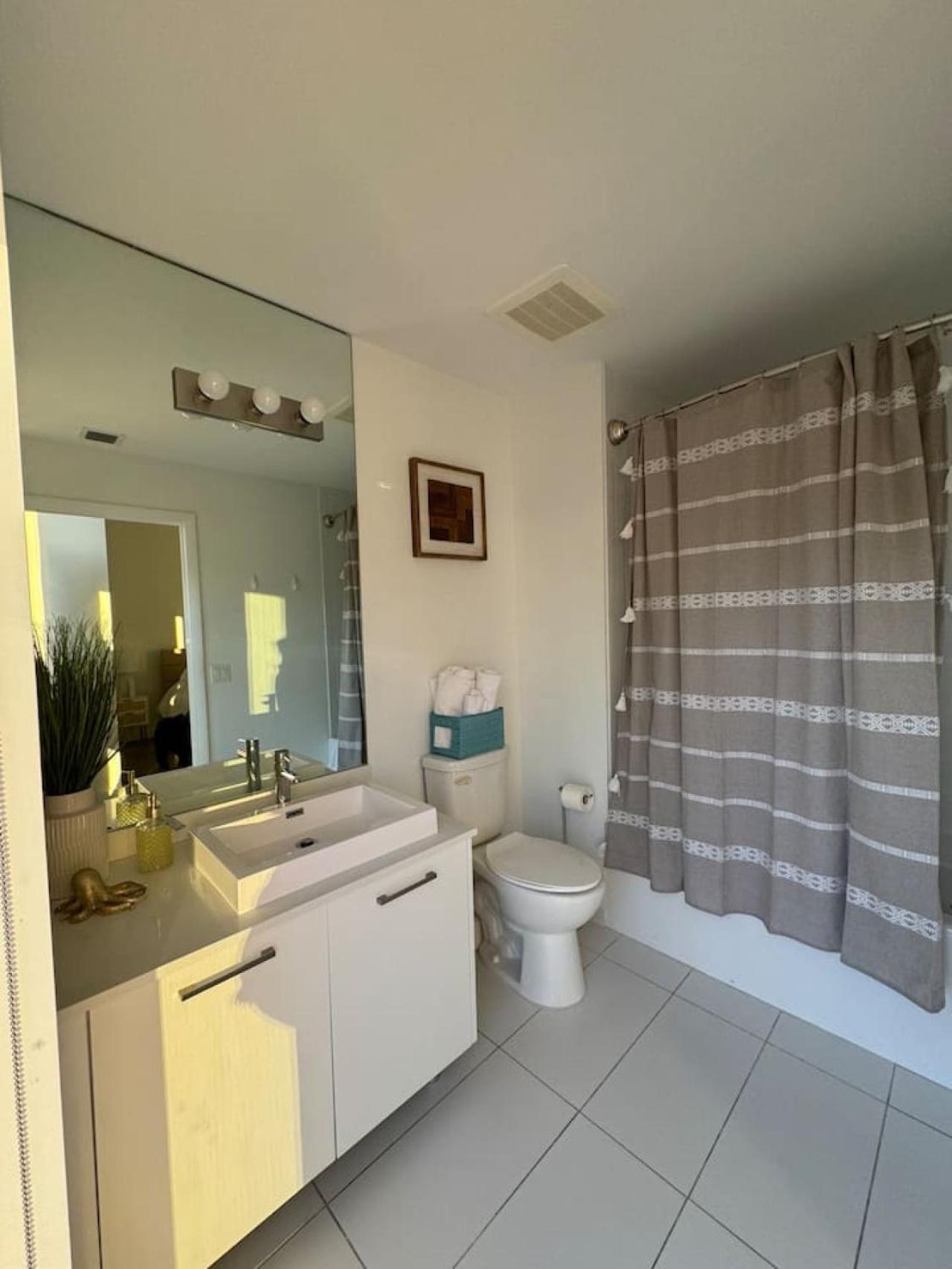 Elevated Elegance Luxe View Pool Free Parking Miami