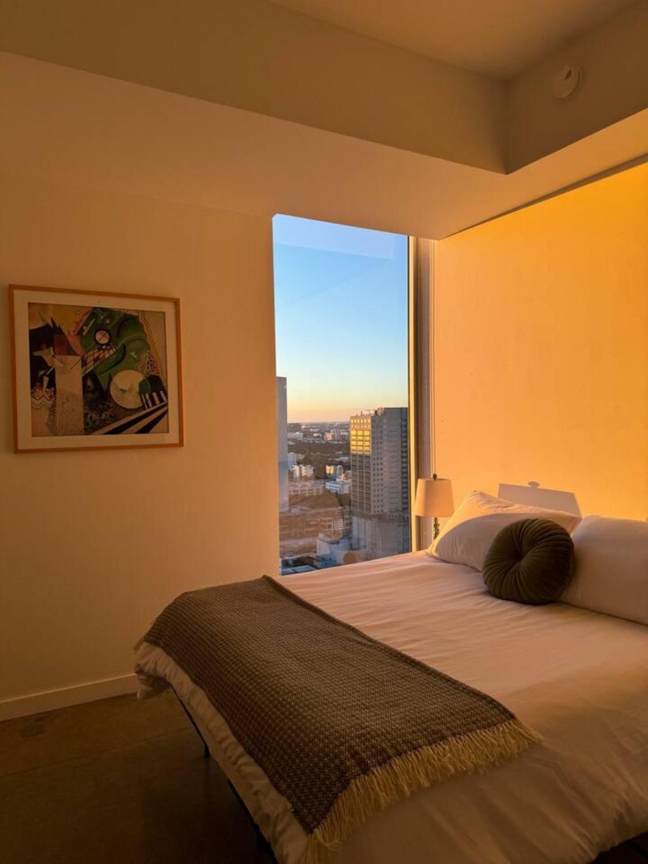 Elevated Elegance Luxe View Pool Free Parking Apartment *