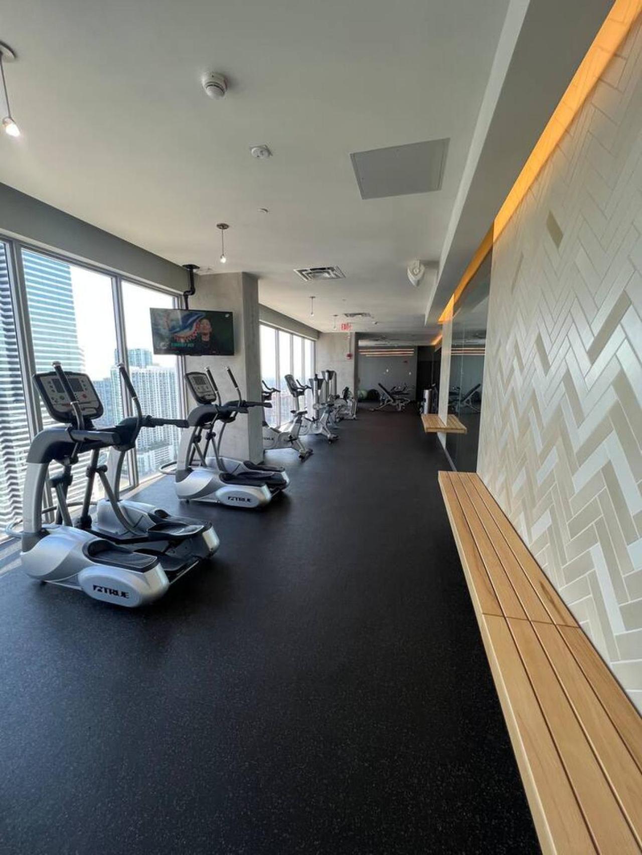 Elevated Elegance Luxe View Pool Free Parking Apartment Miami