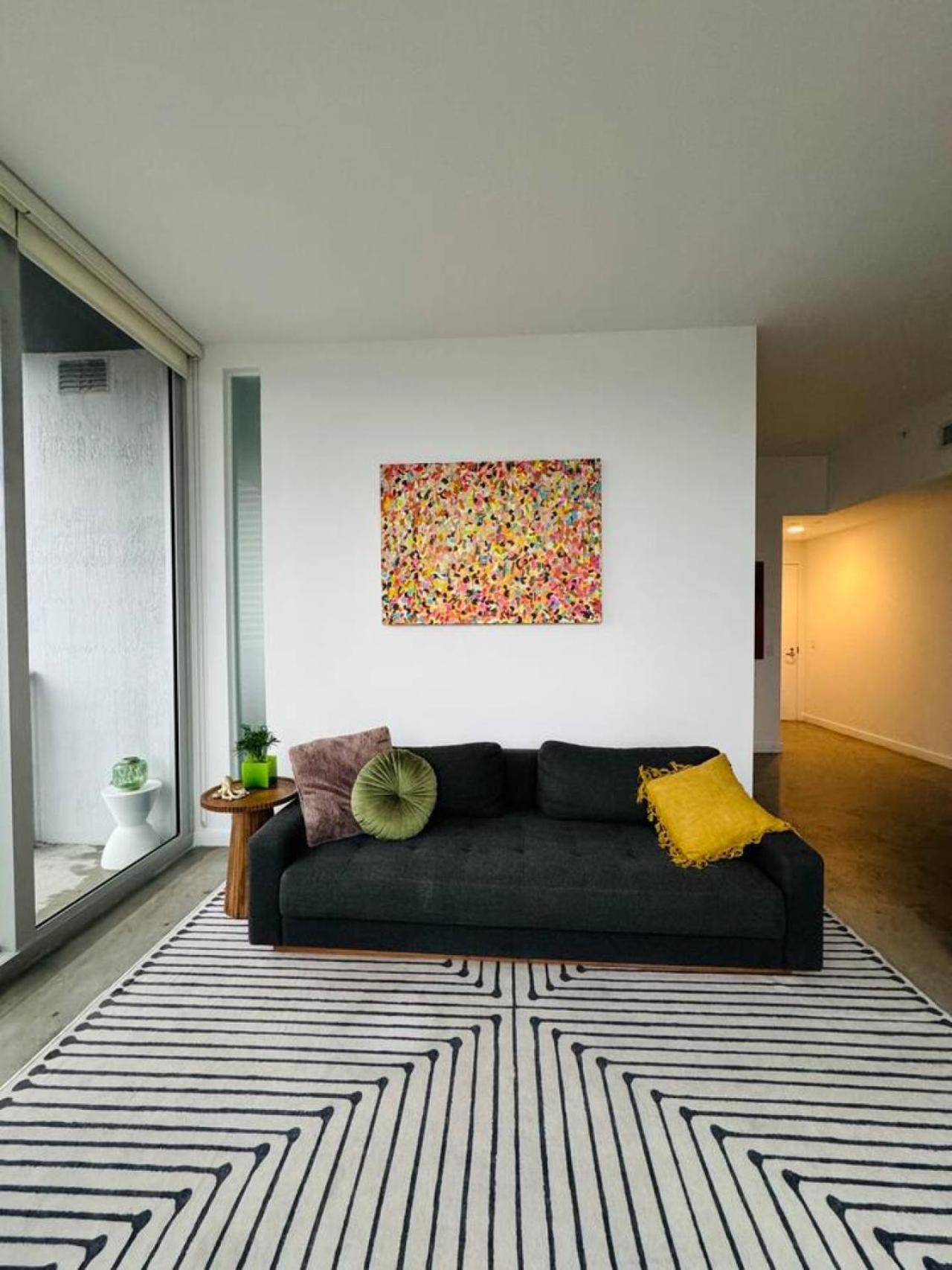 Elevated Elegance Luxe View Pool Free Parking Apartment