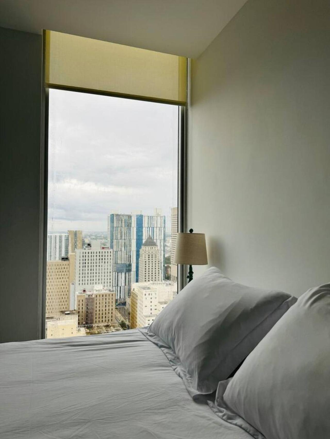 Apartment Elevated Elegance Luxe View Pool Free Parking