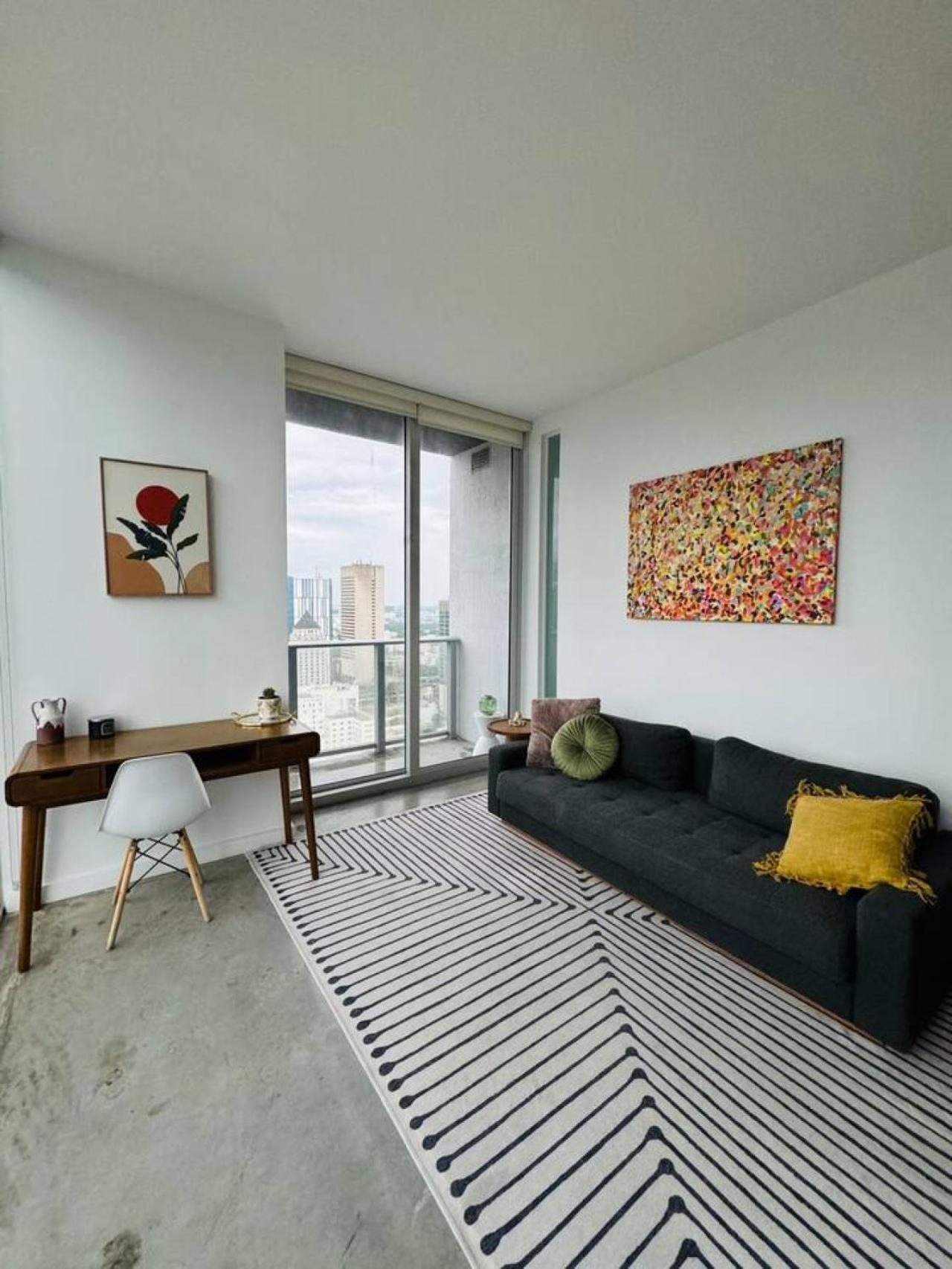 Elevated Elegance Luxe View Pool Free Parking Apartment *