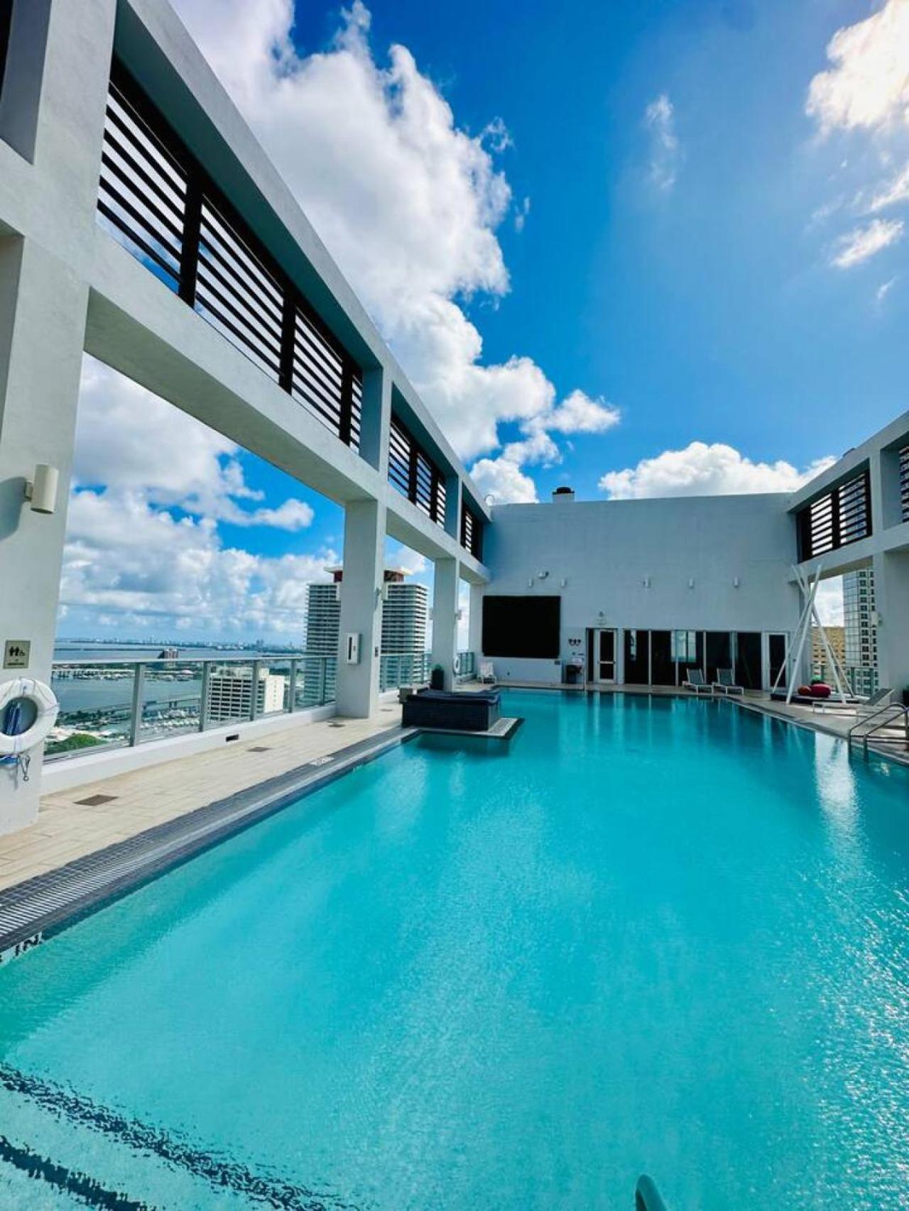 Apartment Elevated Elegance Luxe View Pool Free Parking Miami
