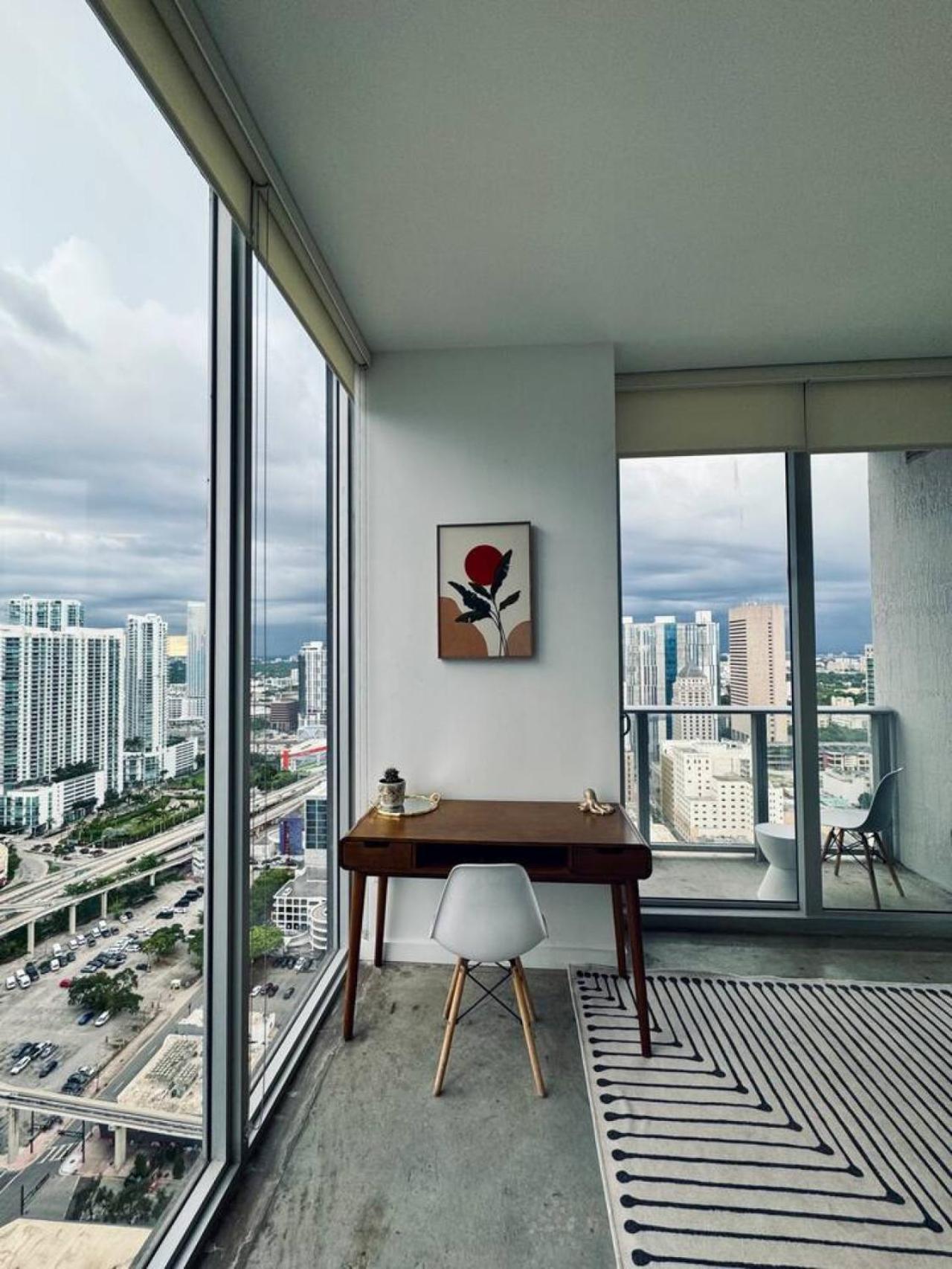 Elevated Elegance Luxe View Pool Free Parking Apartment *