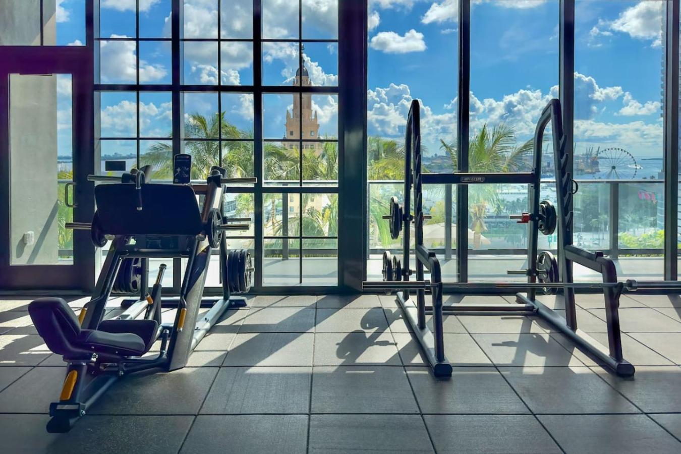 3906 Pool Gym Working Heart * Miami