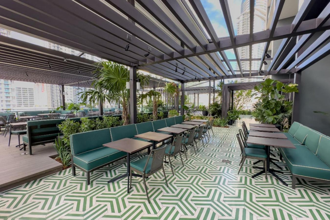3906 Pool Gym Working Heart * Miami