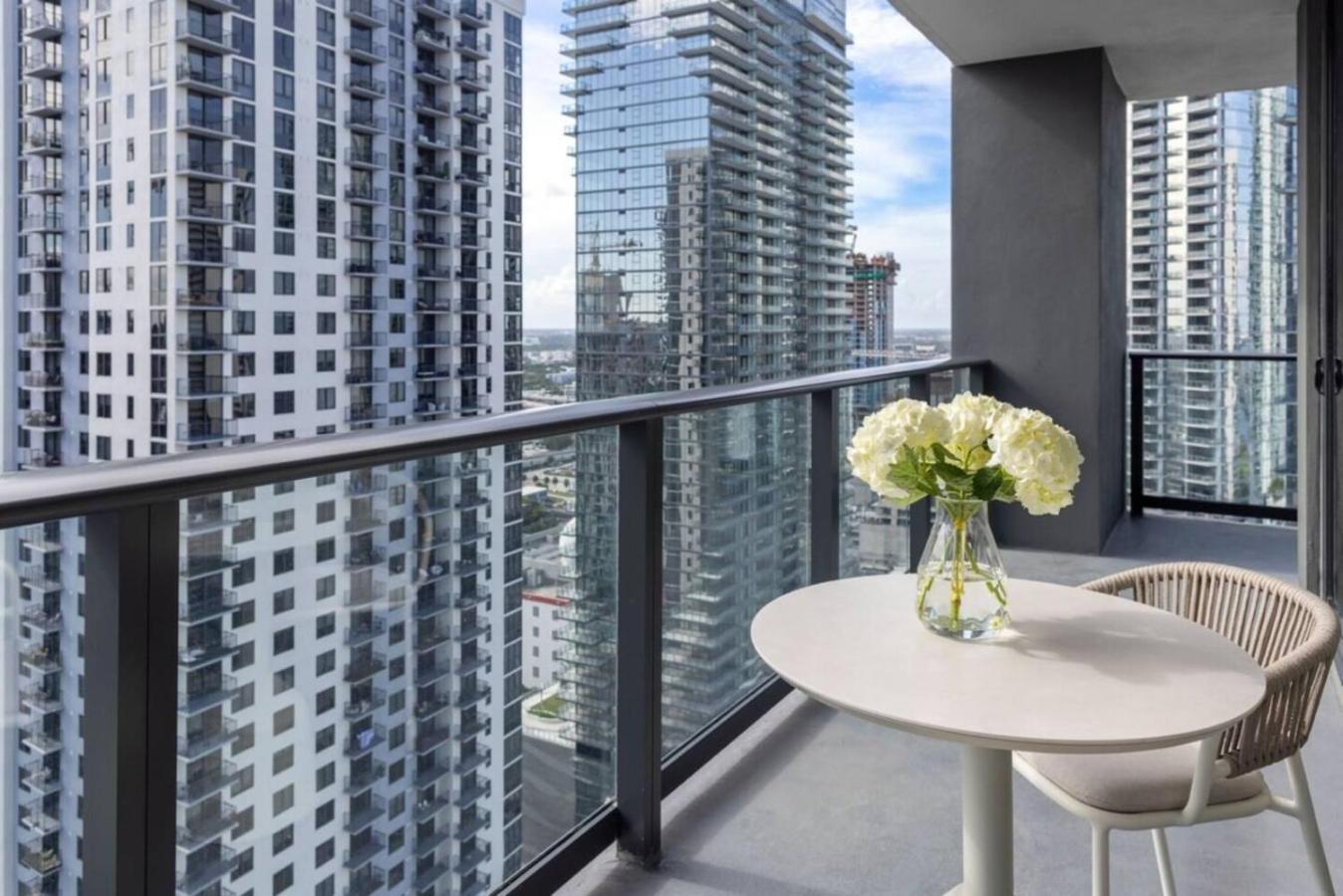 Apartment 3002 Front Of Kaseya Center , Gym ,pool ,balcony Miami