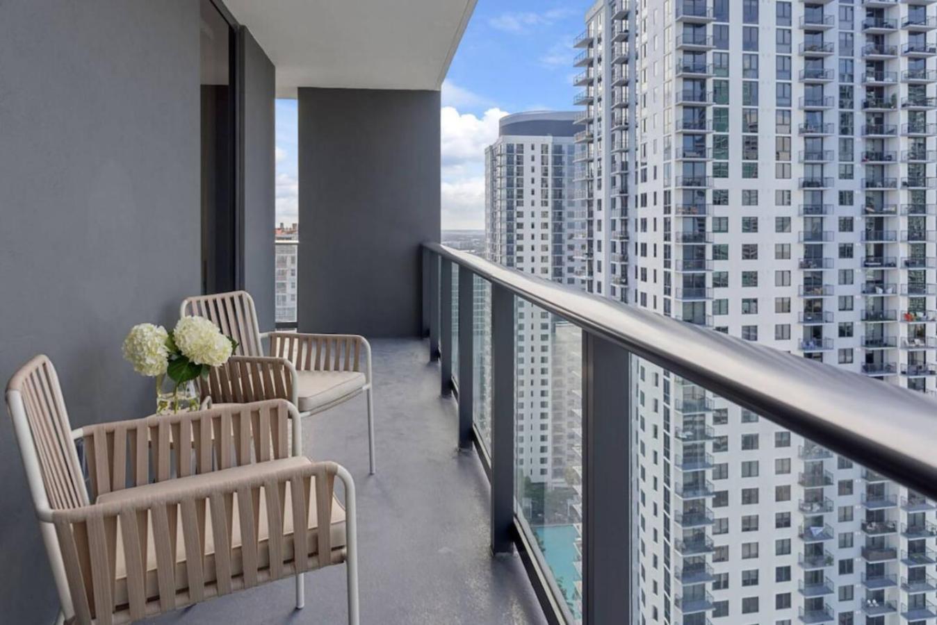 3002 Front Of Kaseya Center , Gym ,pool ,balcony Apartment